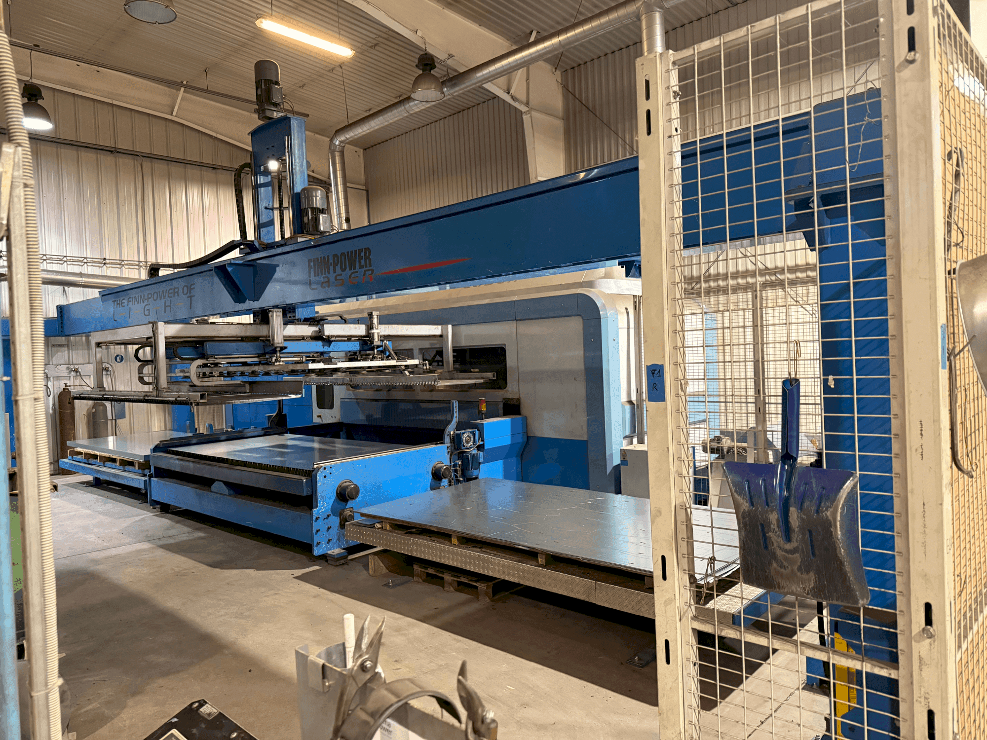 Čelní pohled  na Finn-Power FPL6-BL  stroj