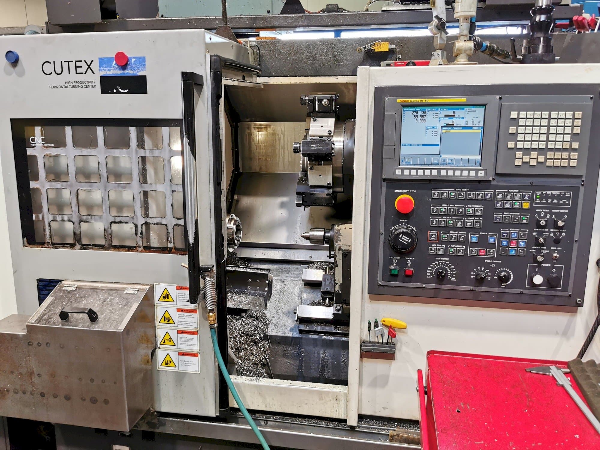 Čelní pohled  na HWACHEON CUTEX 160B MC  stroj