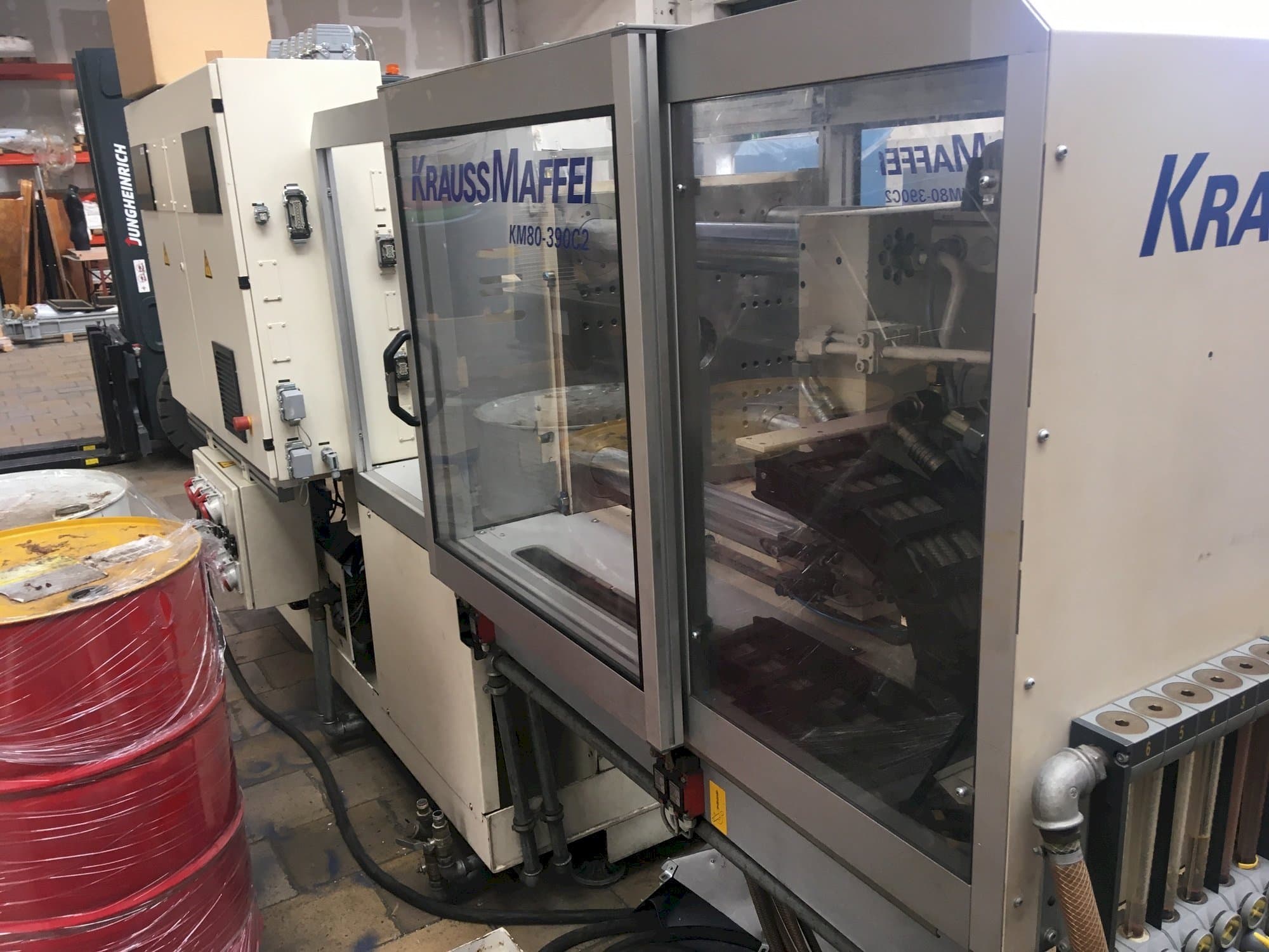 Pravý pohled  na Krauss Maffei 80/390 C2  stroj