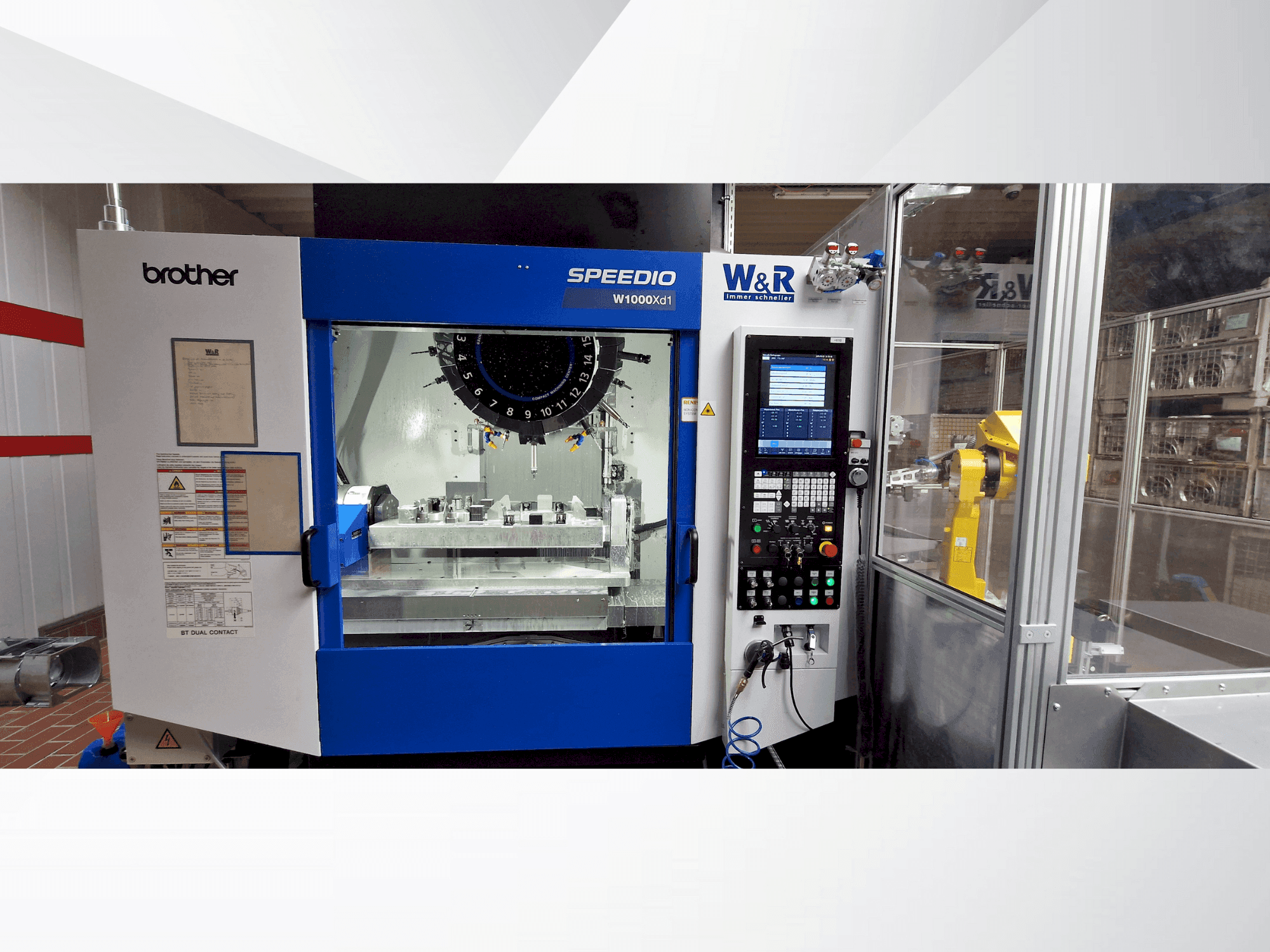 Čelní pohled  na Brother Speedio W1000Xd1  stroj