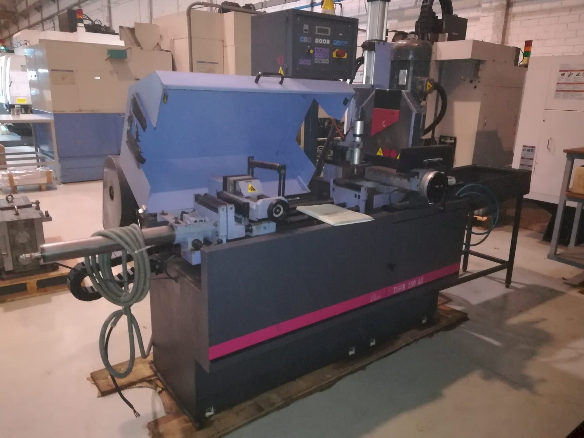 Čelní pohled  na MEP TIGER 350 AX  stroj