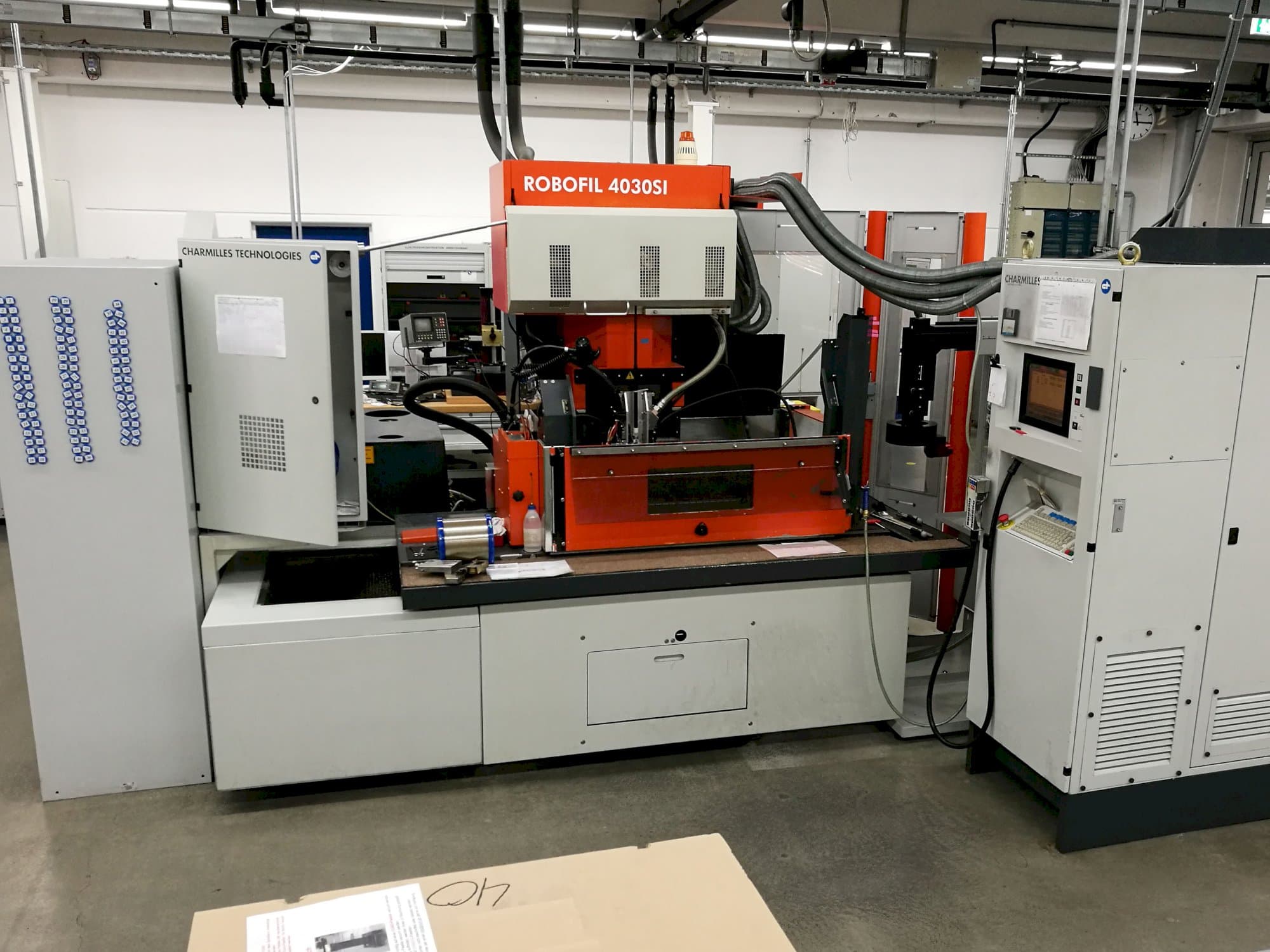 Čelní pohled  na CHARMILLES ROBOFIL 4030SI stroj