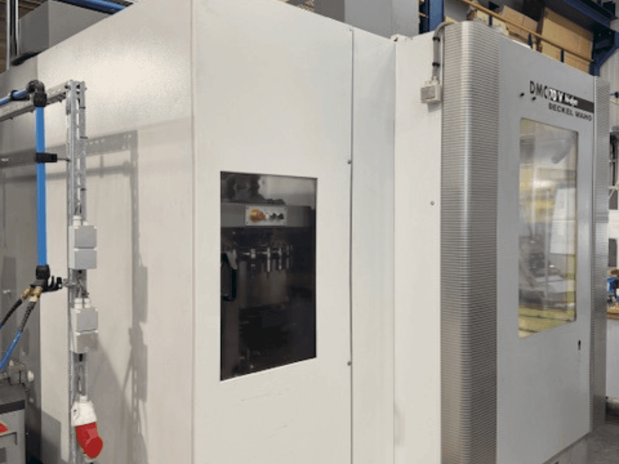 Čelní pohled  na DECKEL MAHO DMC 70V Hi-Dyn  stroj