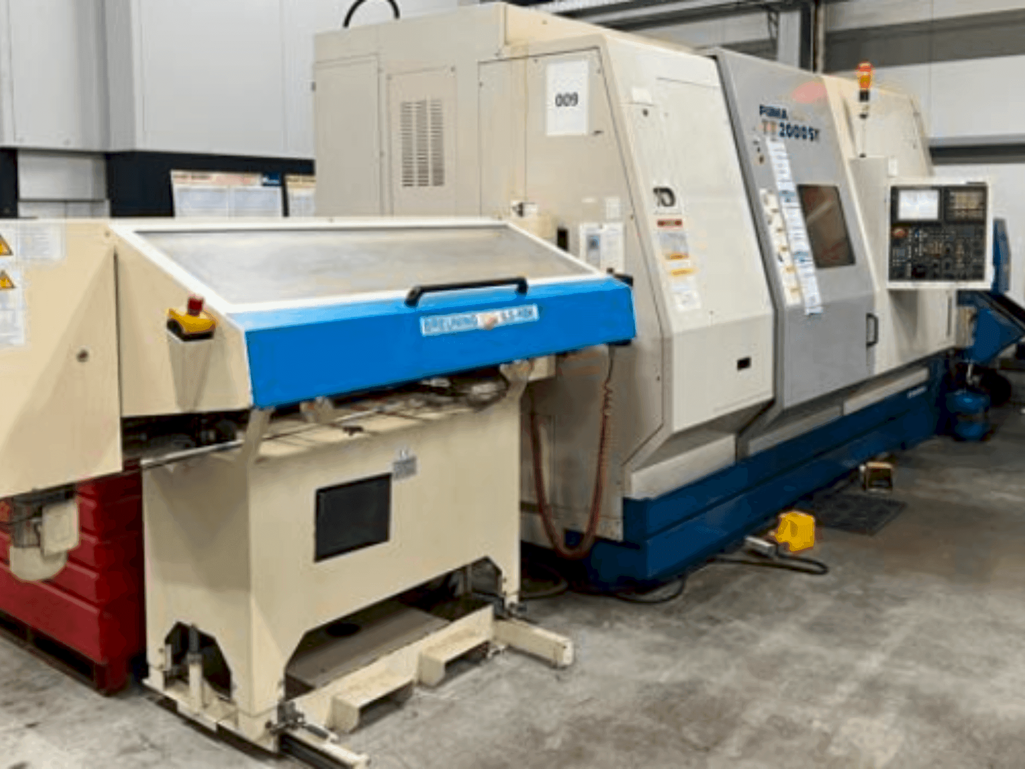 Čelní pohled  na DAEWOO PUMA TT 2000 SY  stroj