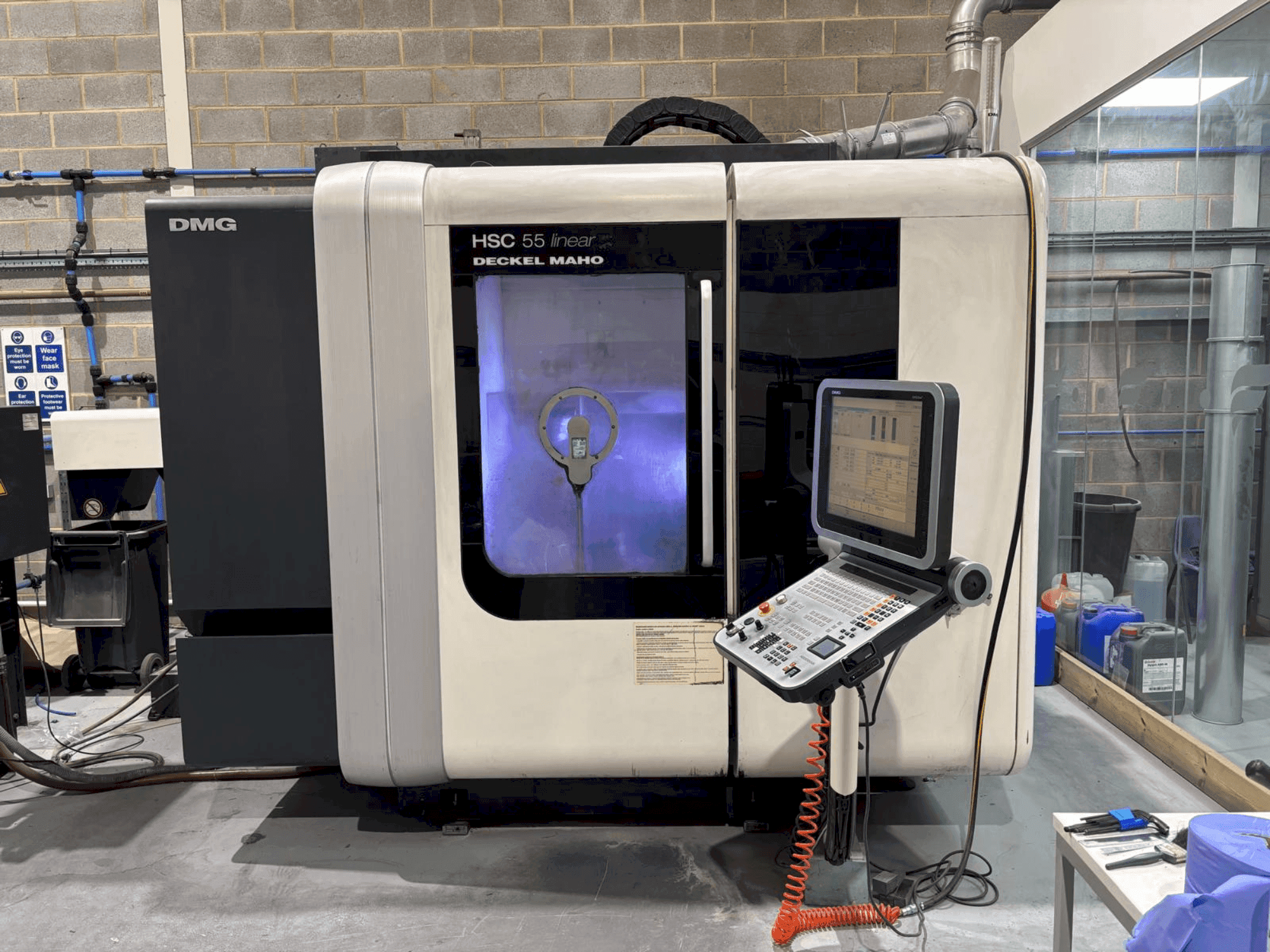 Čelní pohled  na DMG DECKEL MAHO HSC 55 linear  stroj