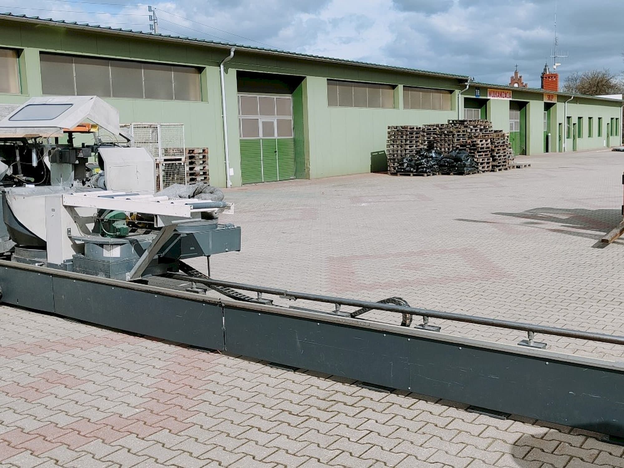 Čelní pohled  na Elumatec DG 244/2  stroj