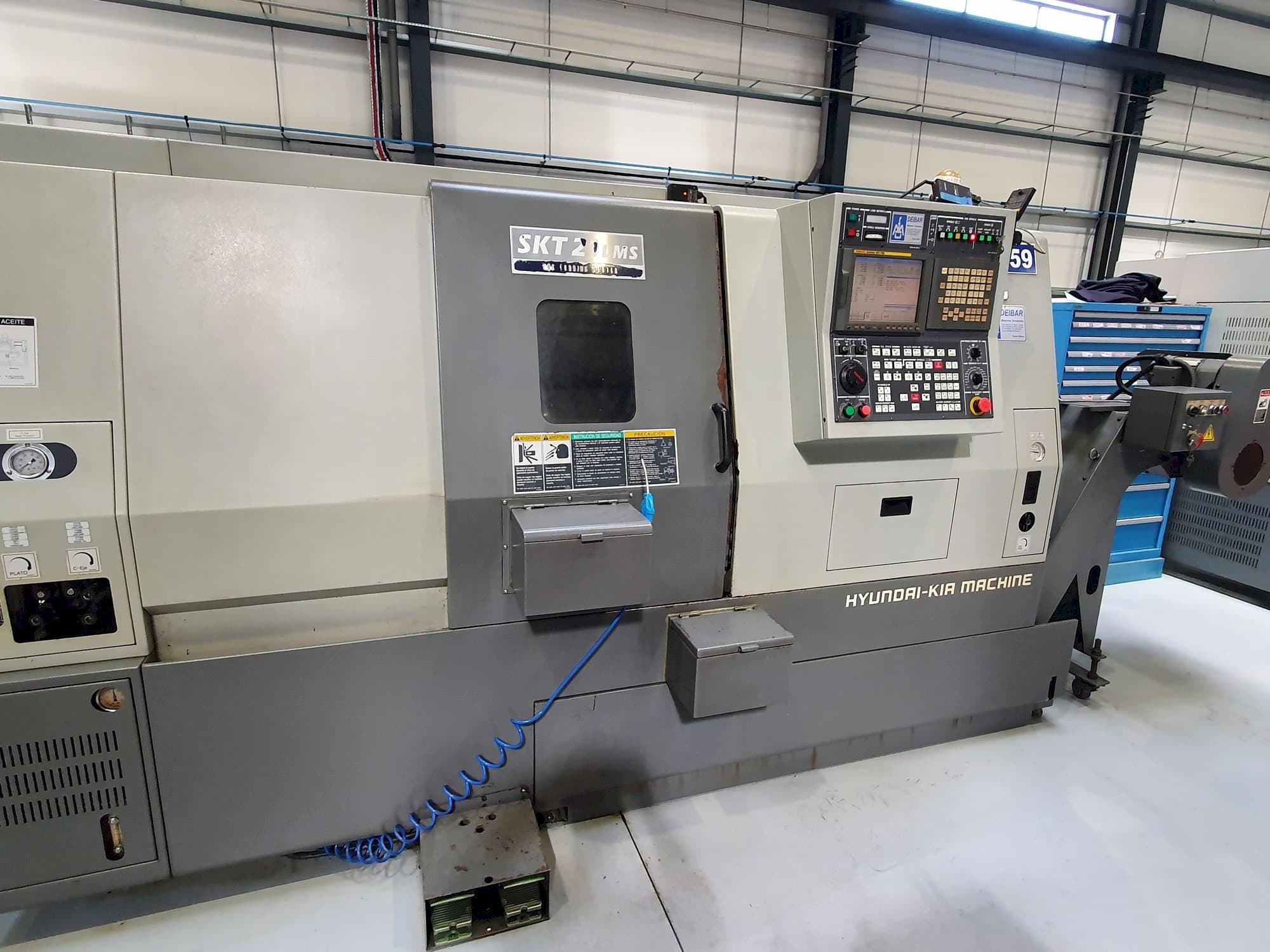 Čelní pohled  na Hyundai SKT21LMS  stroj