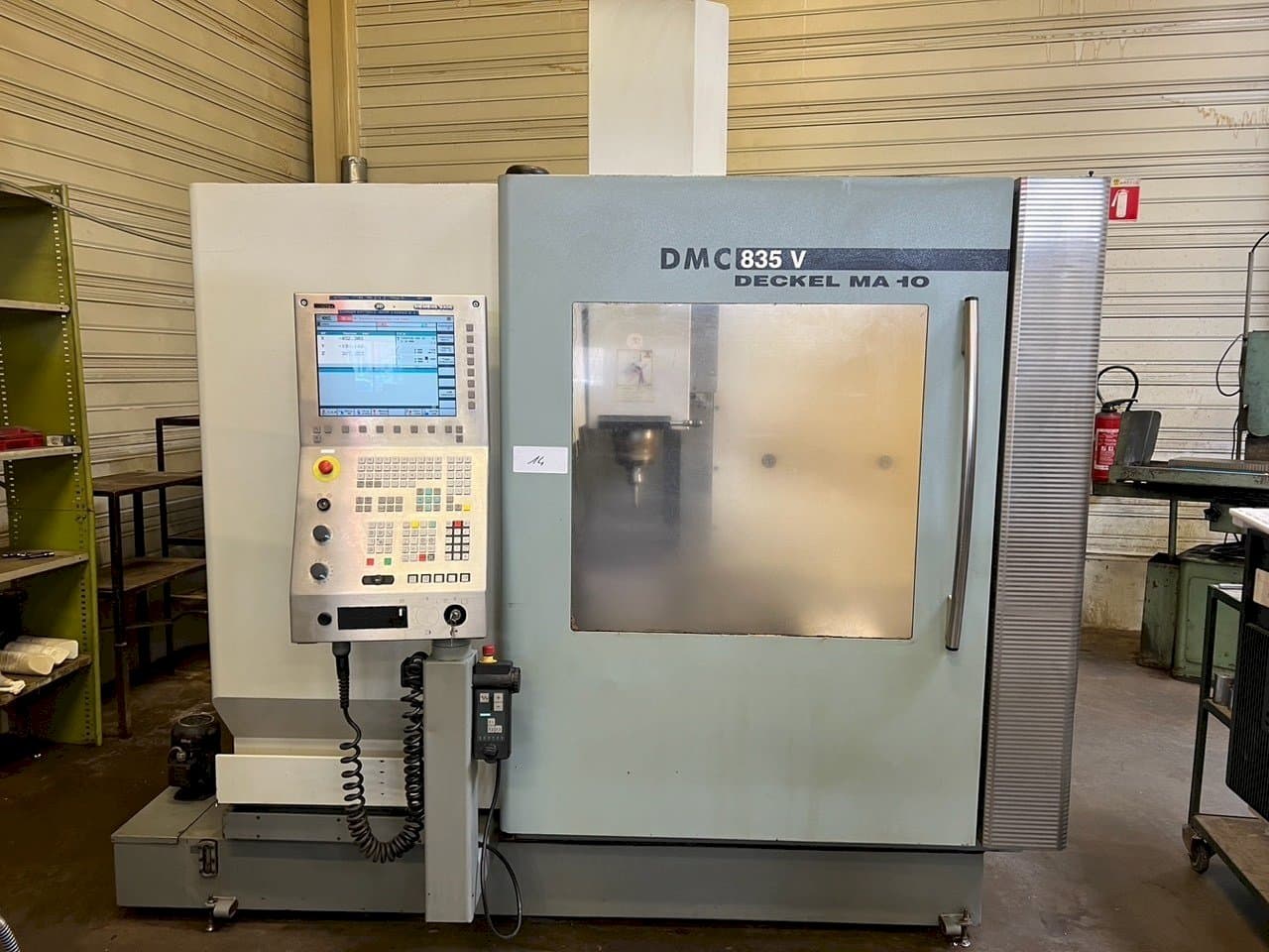 Čelní pohled  na DMG DMC 835  stroj