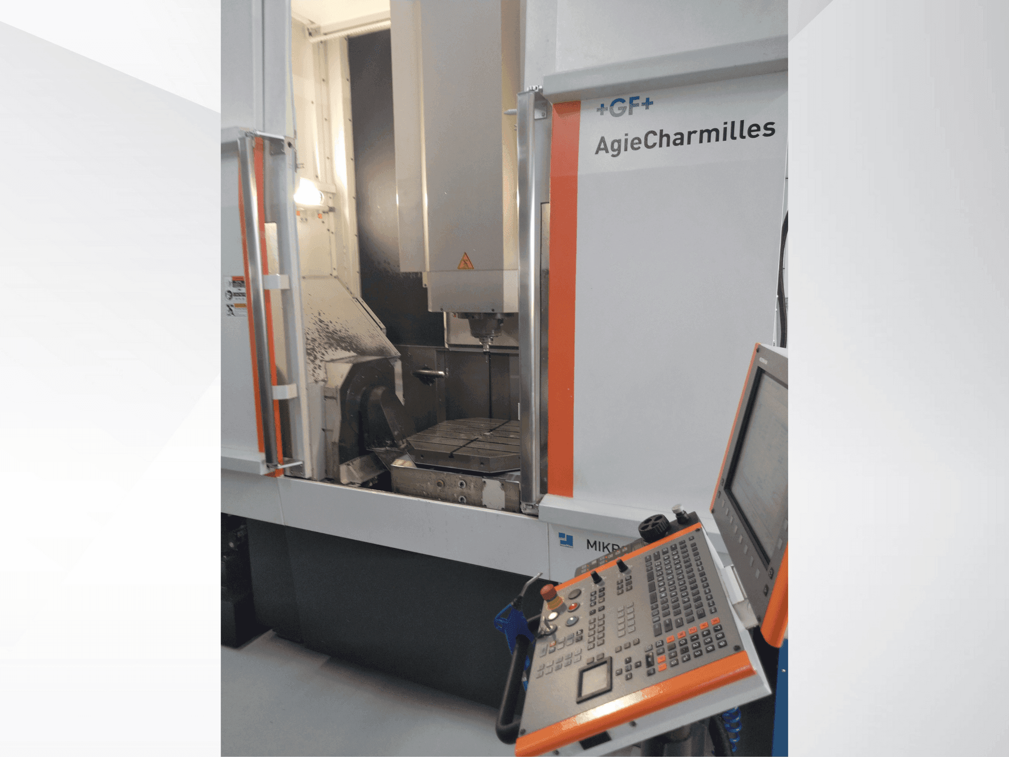 Čelní pohled  na MIKRON UCP 800 Duro  stroj