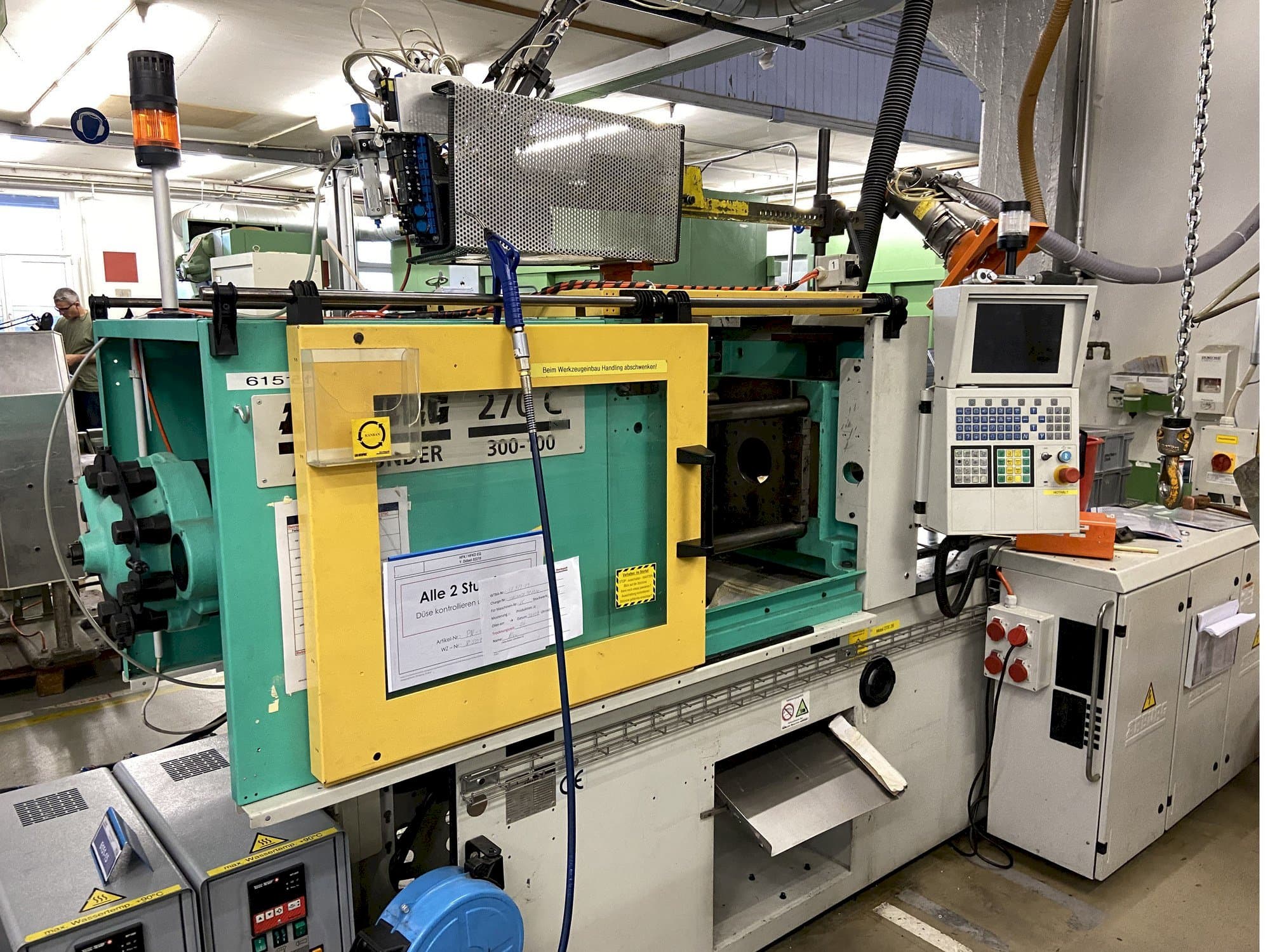 Čelní pohled  na Arburg ALLROUNDER 270 C 300 - 100  stroj