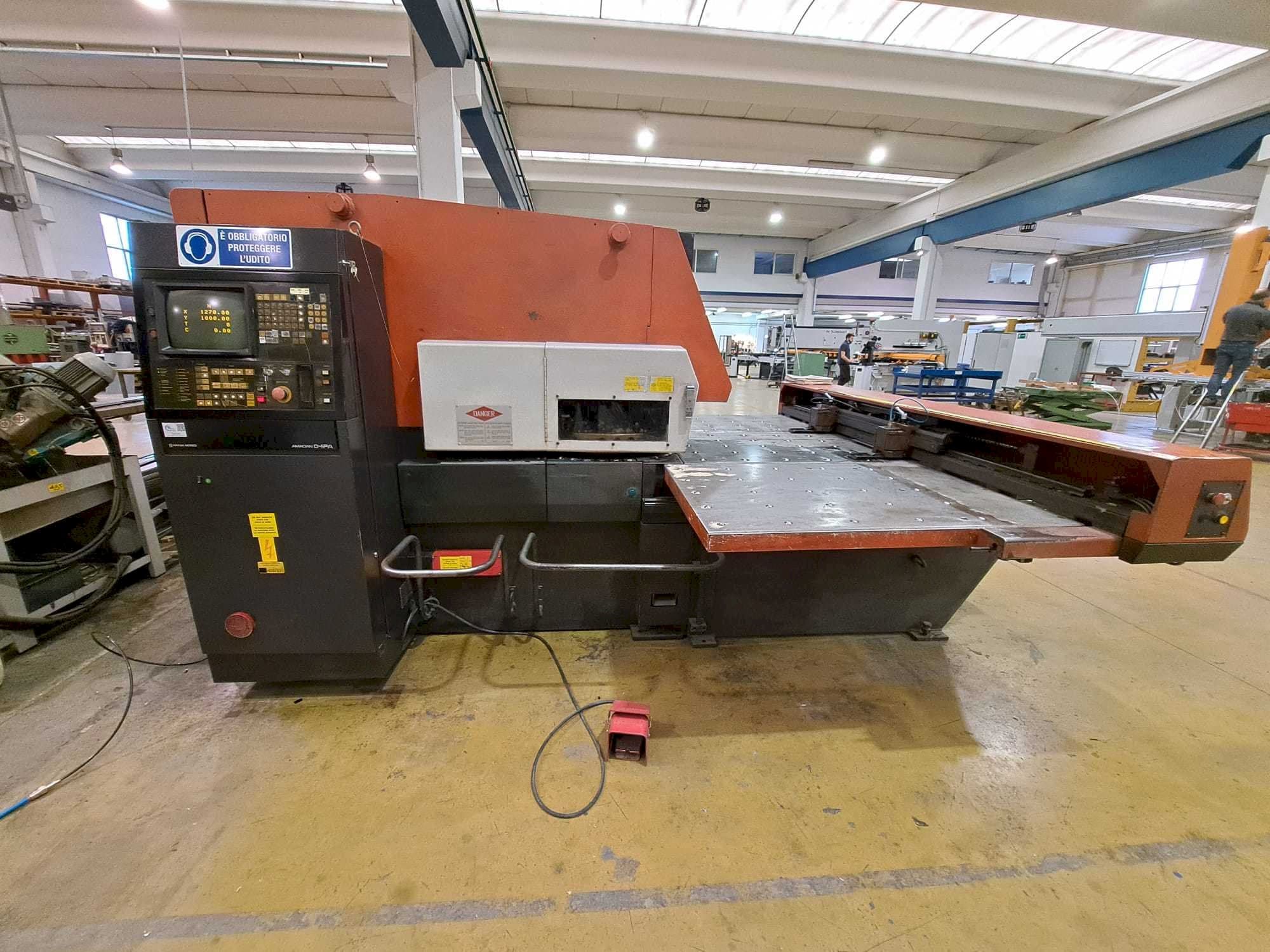 Čelní pohled  na AMADA ARIES 245  stroj