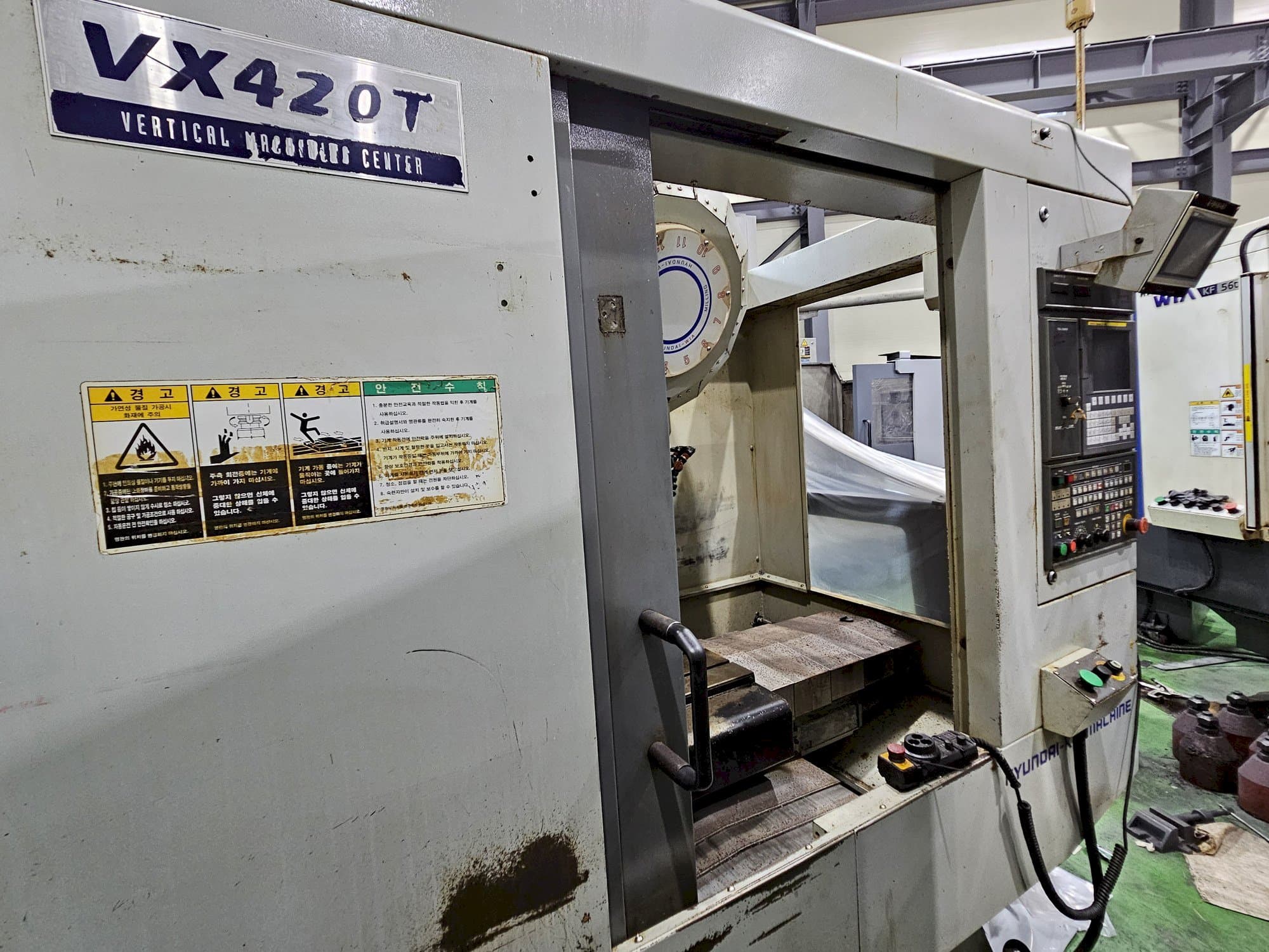 Čelní pohled  na Hyundai Wia VX420T  stroj