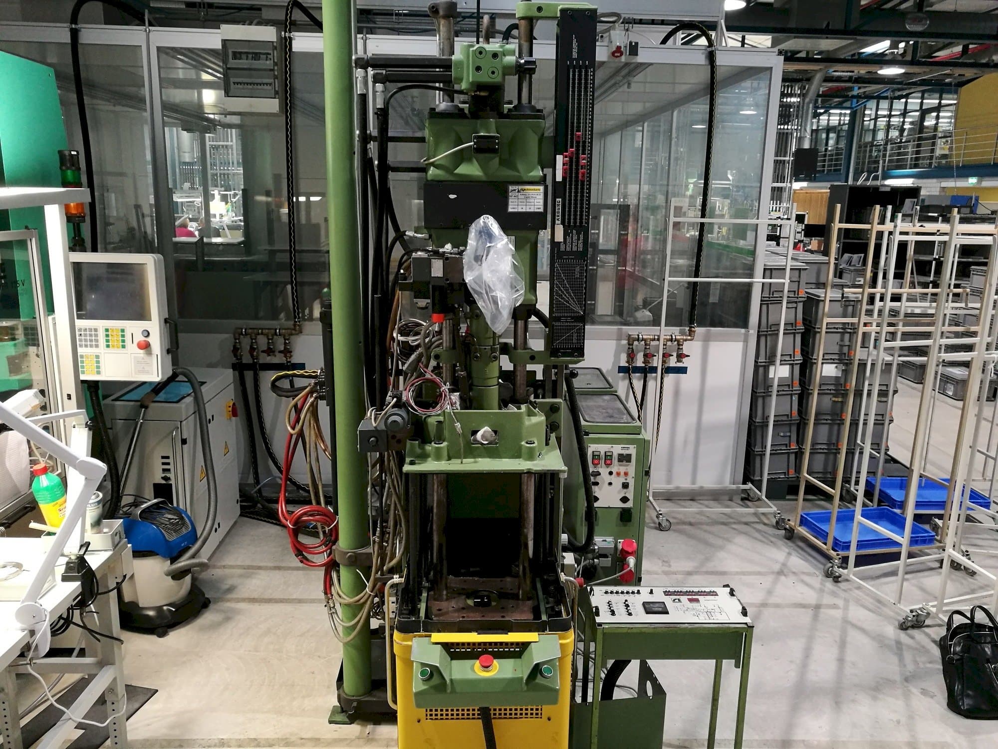 Čelní pohled  na Arburg 221-75-350  stroj