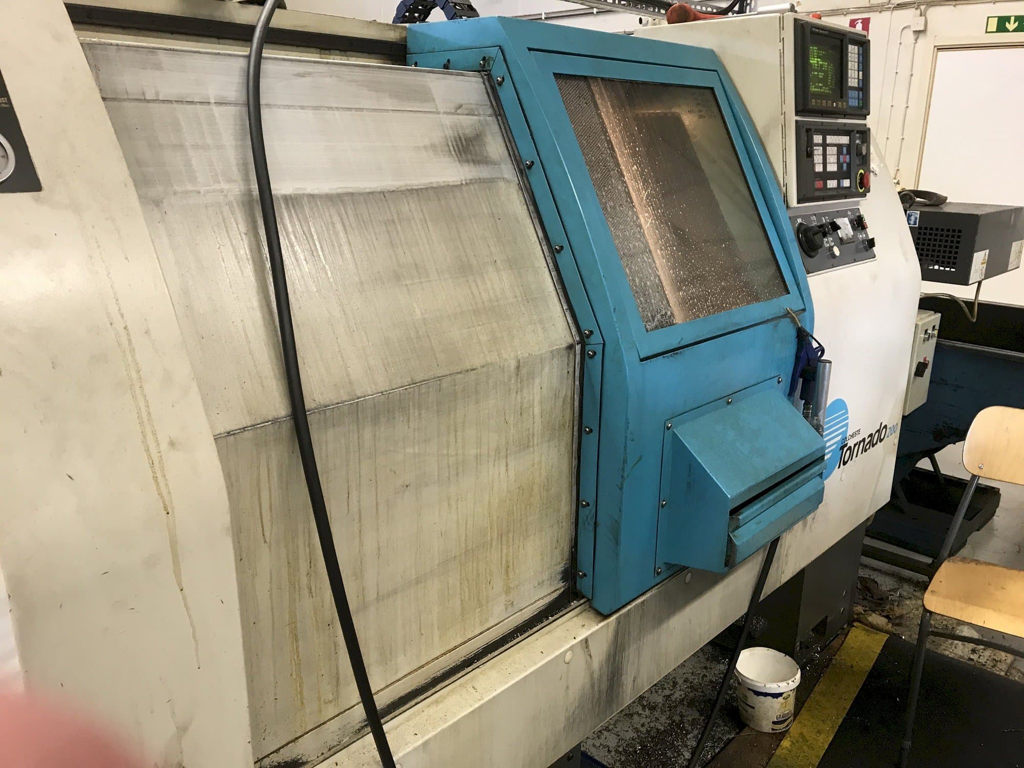 Čelní pohled  na Colchester Tornado 200  stroj