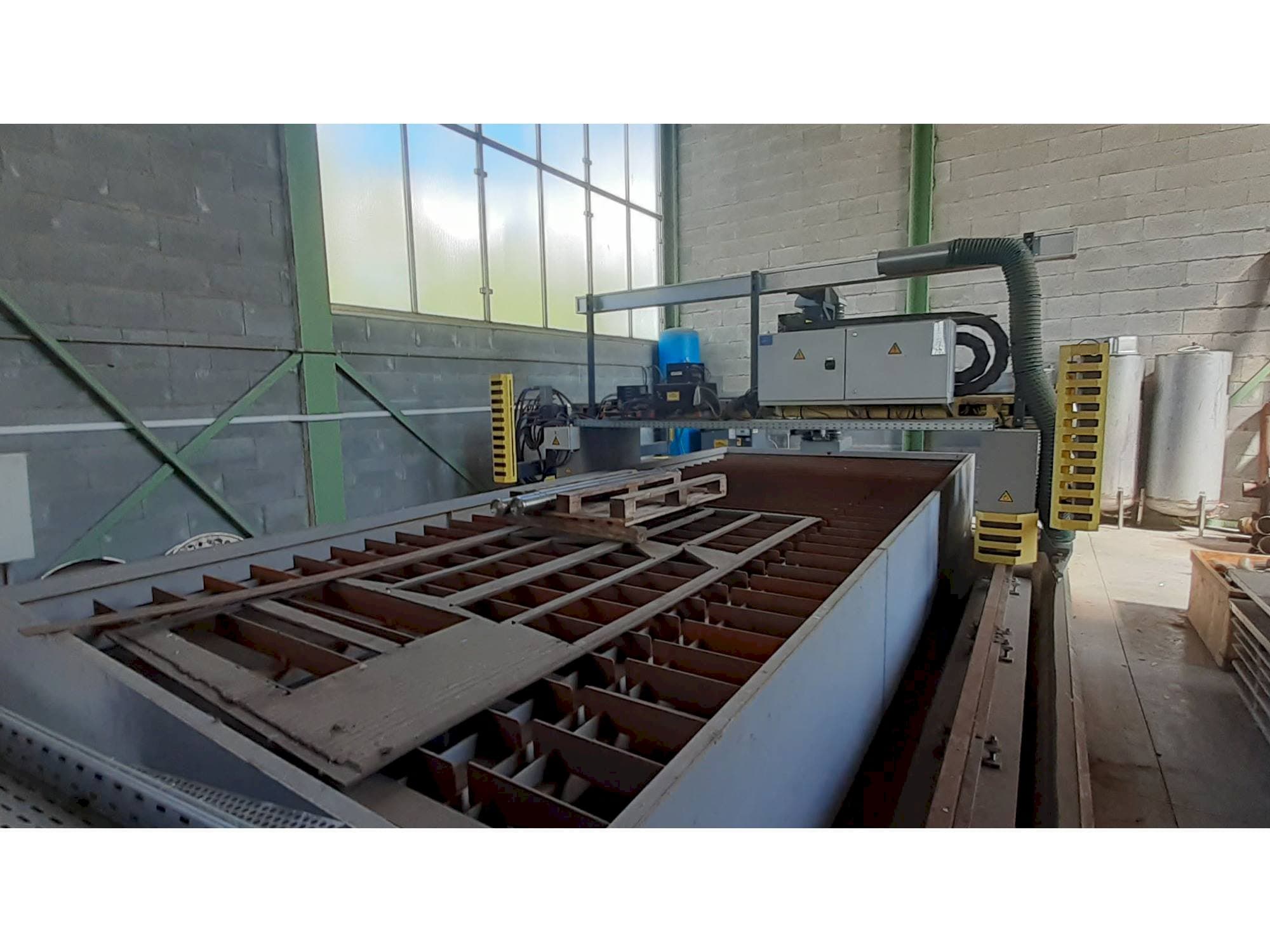 Levý boční pohled  na ESAB Suprarex SXE-HD 3500  stroj