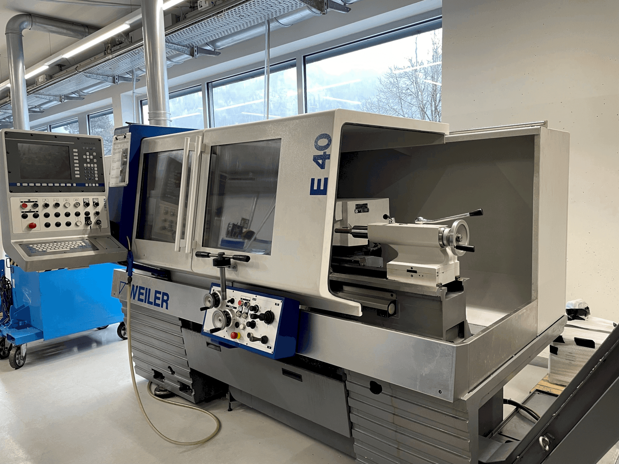 Čelní pohled  na Weiler E 40 x 1000  stroj