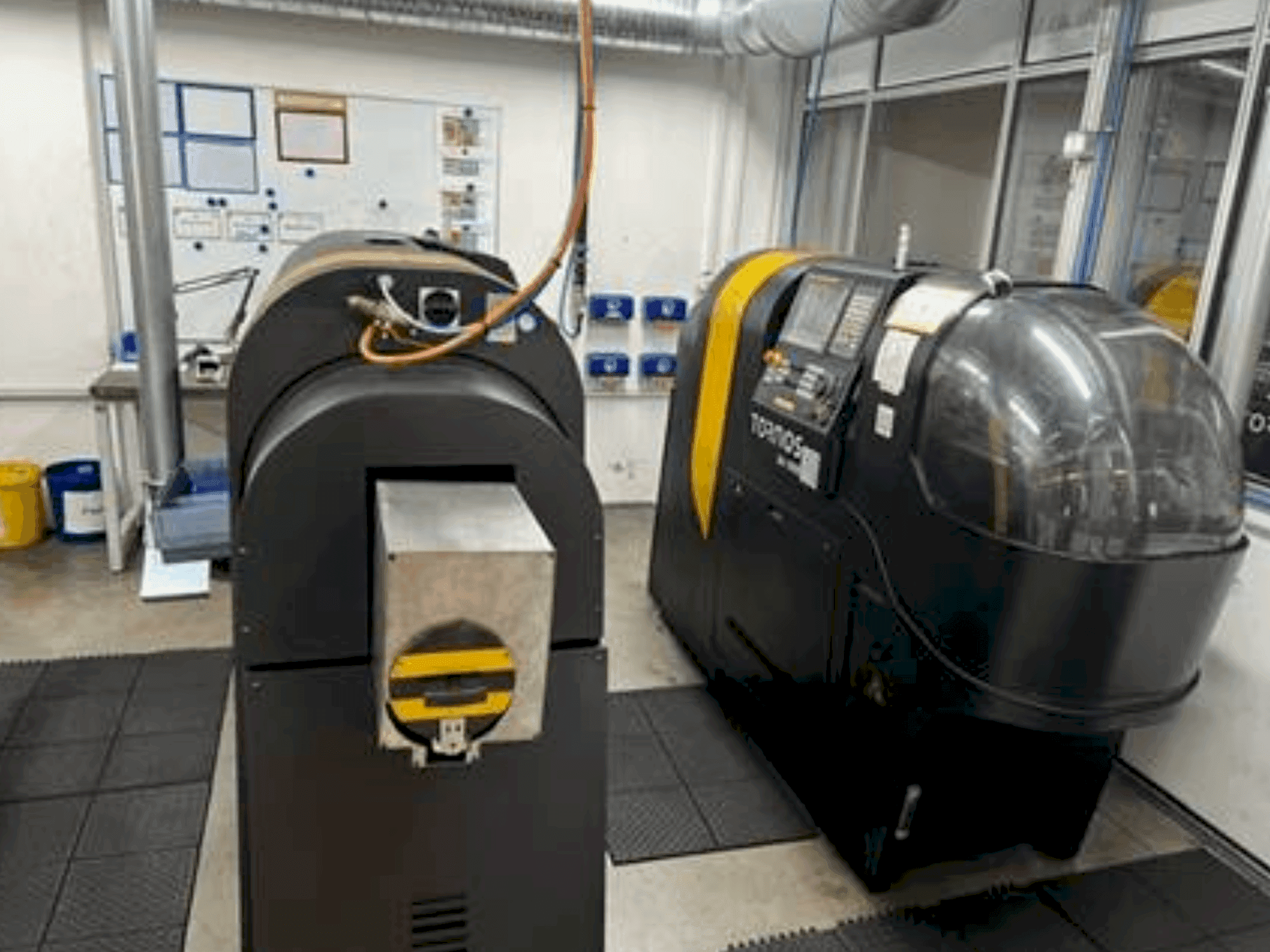 Čelní pohled  na TORNOS BA 1008  stroj