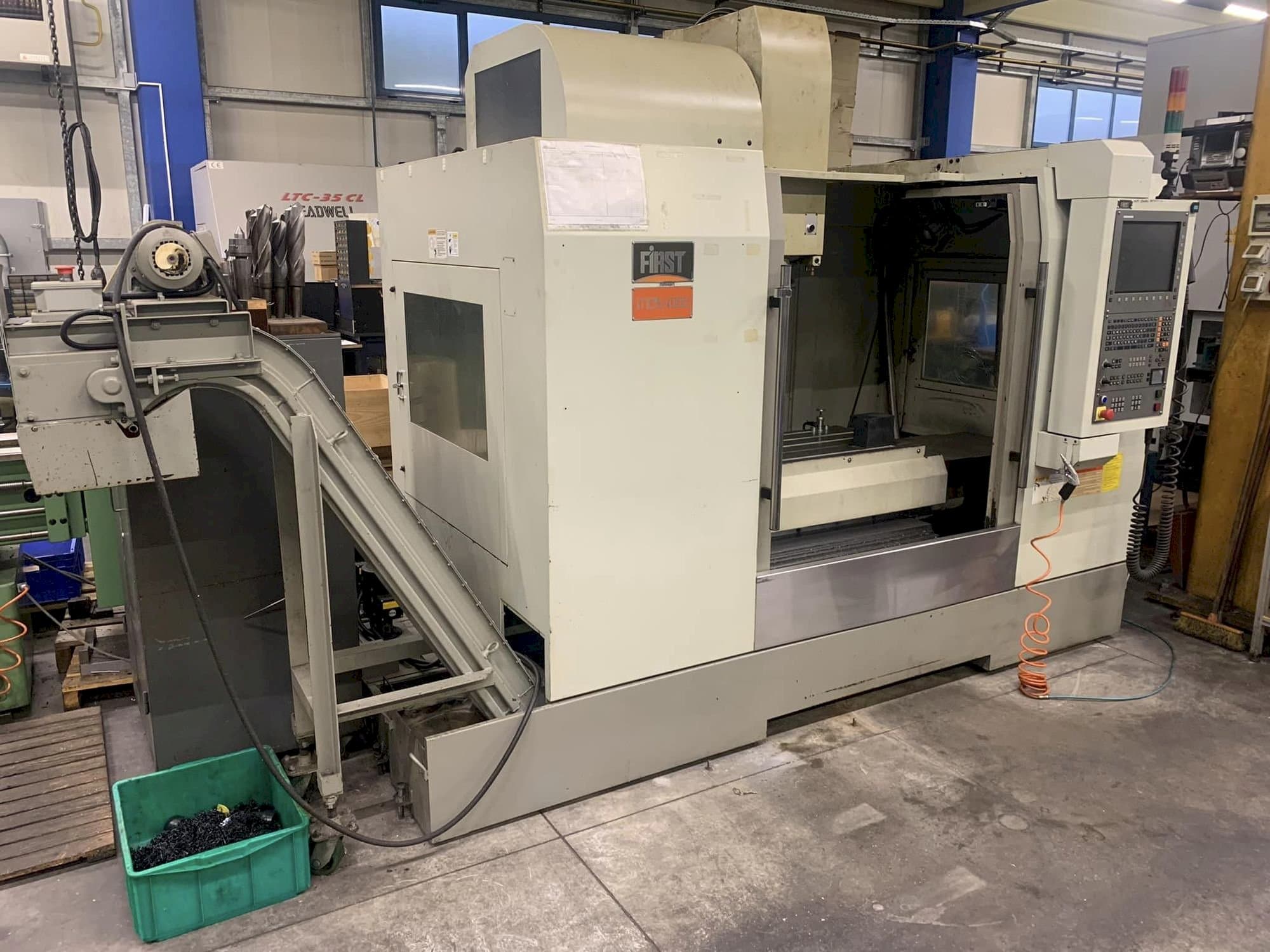 Čelní pohled  na FIRST MCV 1000  stroj