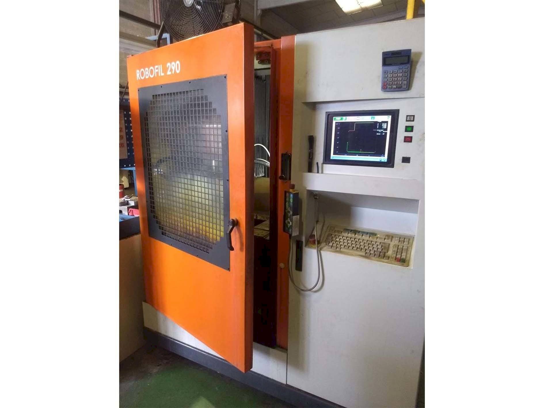 Čelní pohled  na CHARMILLES Robofil 290P  stroj