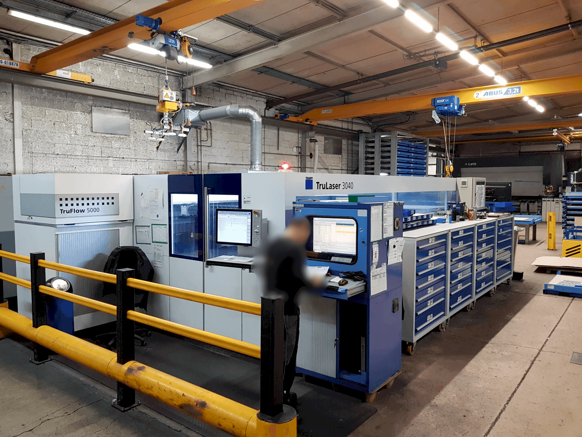 Čelní pohled  na TRUMPF TruLaser 3040 5kW CO2  stroj