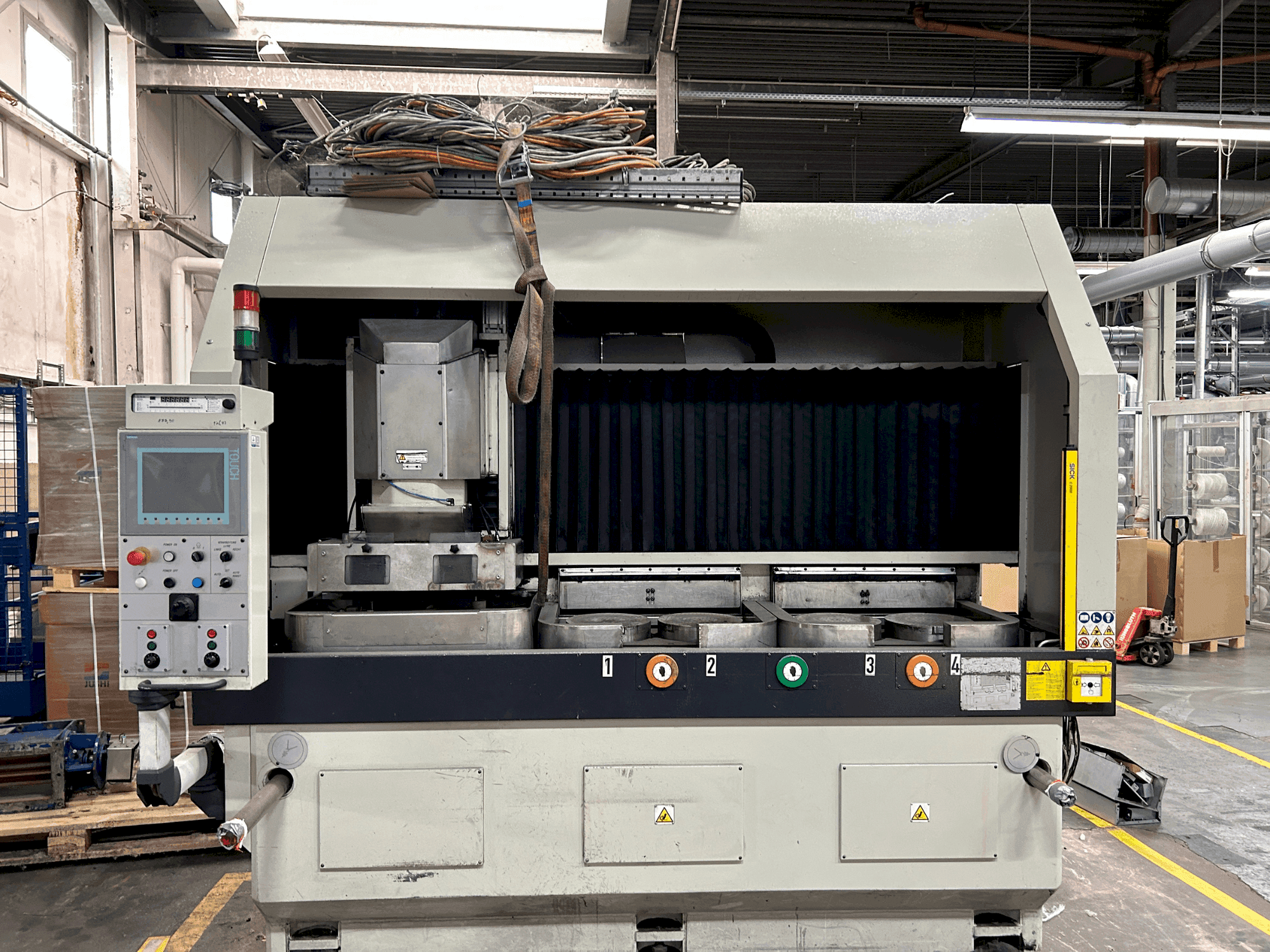 Čelní pohled  na Lodi VHP 300 4T CN  stroj