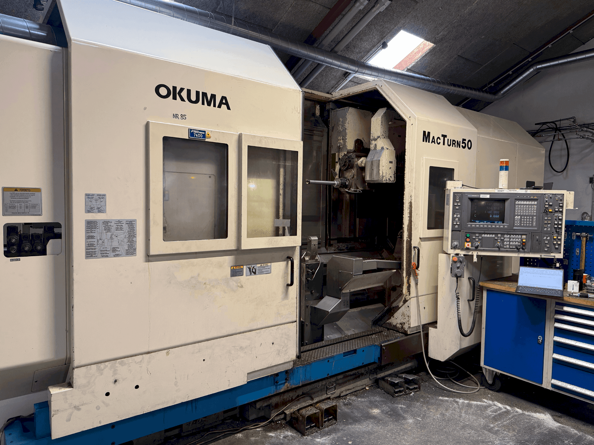 Čelní pohled  na Okuma MacTurn 50  stroj
