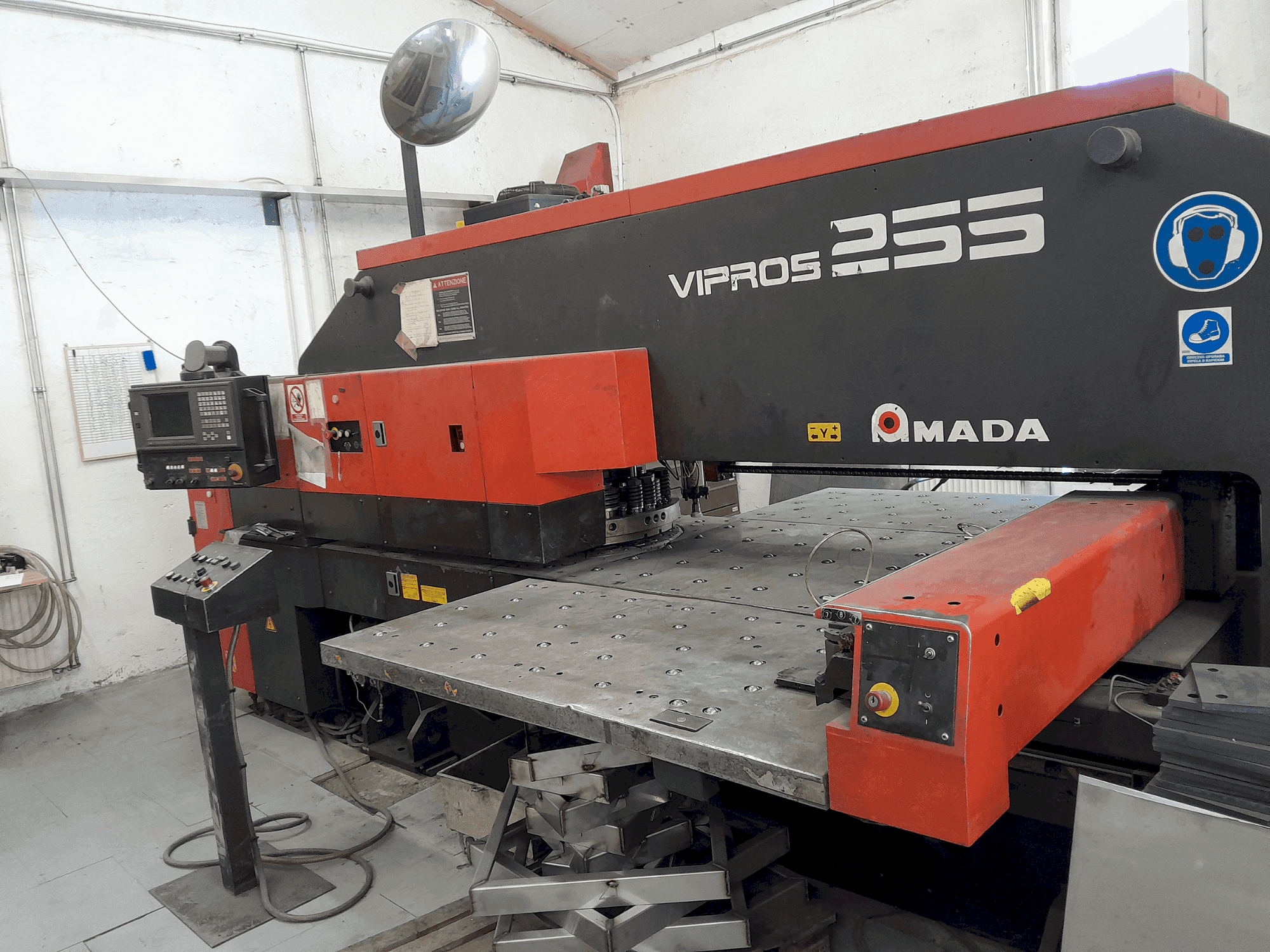 Čelní pohled  na AMADA Vipros 255  stroj