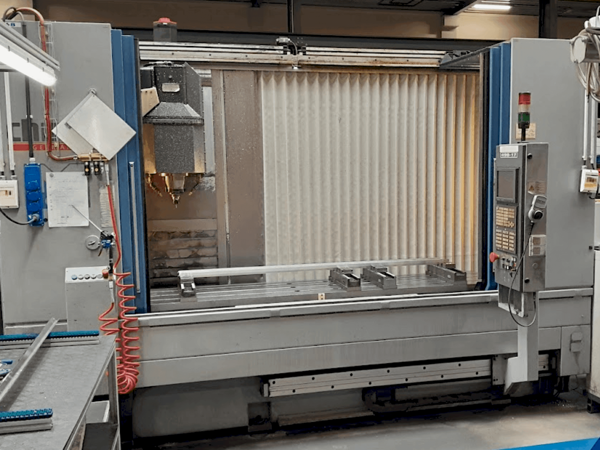 Čelní pohled  na CHIRON MILL 2000  stroj