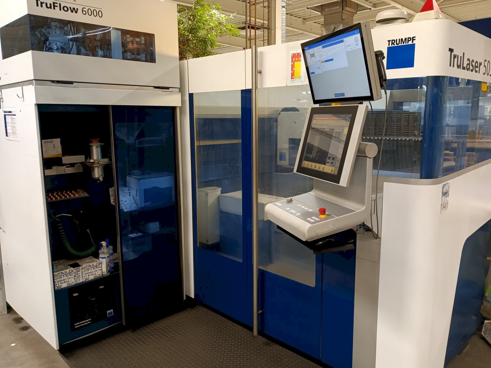 Čelní pohled  na TRUMPF TruLaser 5030 6,0kW Co2 + LiftMaster  stroj