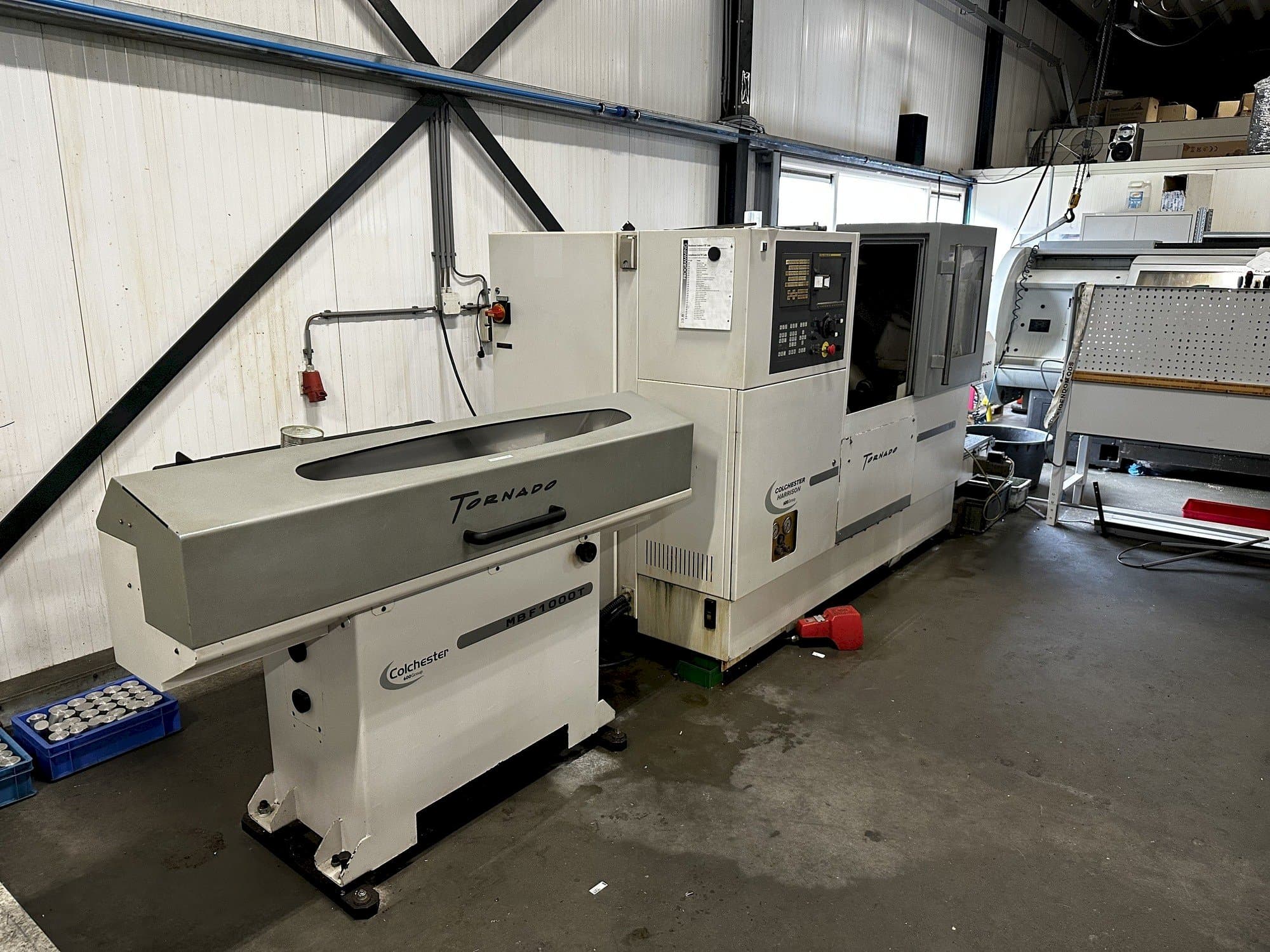 Čelní pohled  na Colchester Tornado T2  stroj