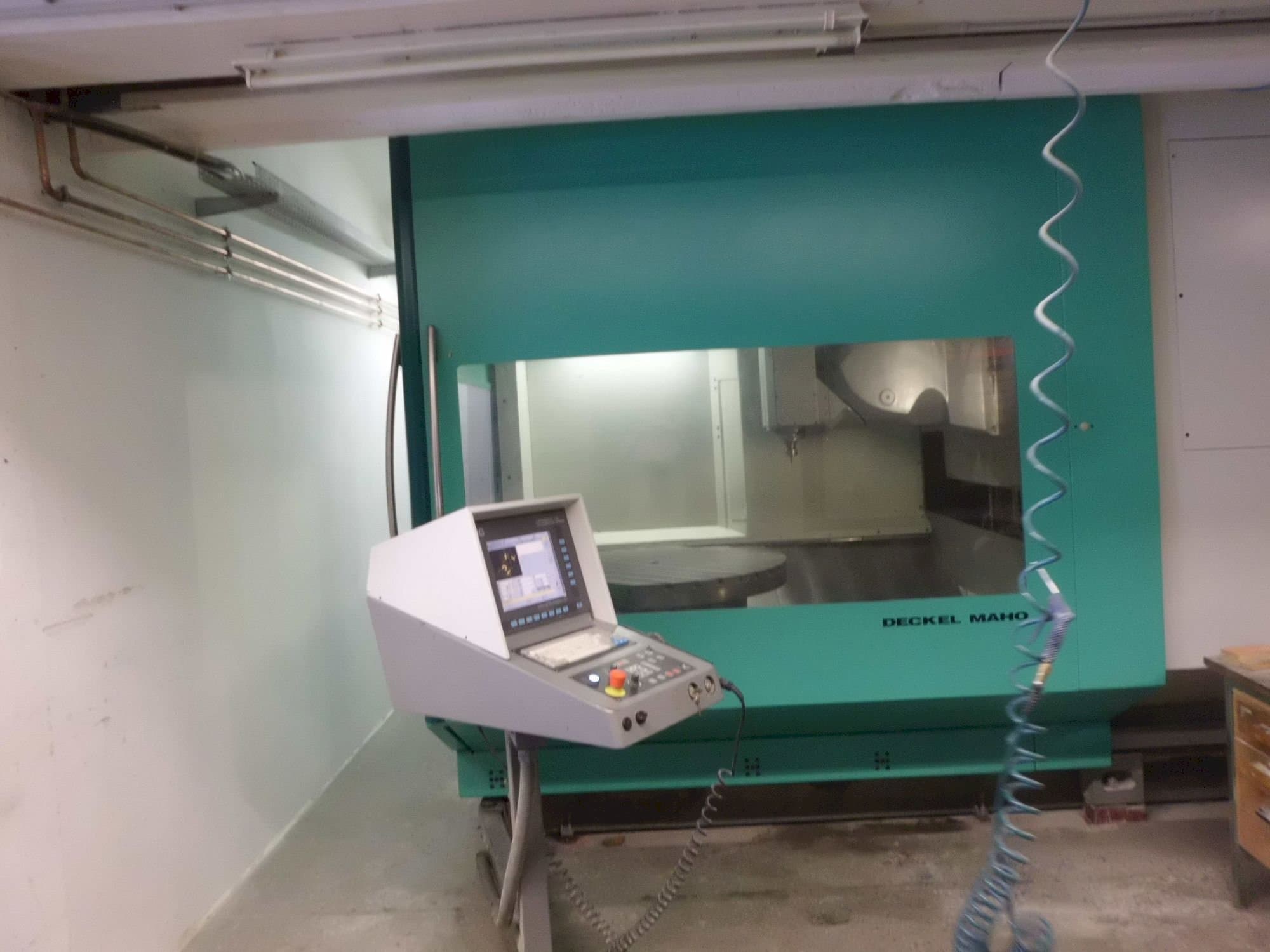 Čelní pohled  na DECKEL MAHO DMU 125 P  stroj