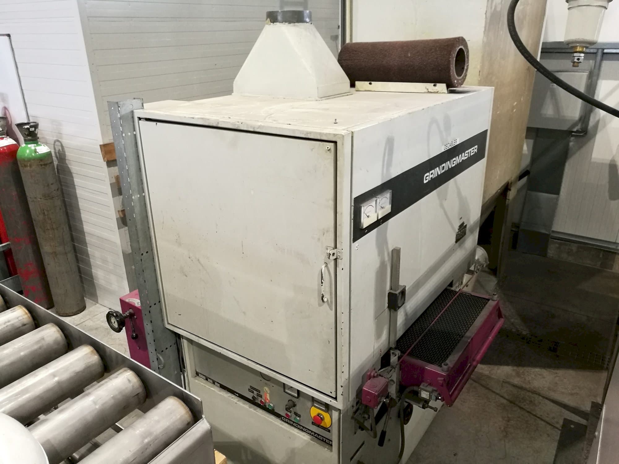 Levý pohled  na GRINDINGMASTER MCSB2-600  stroj