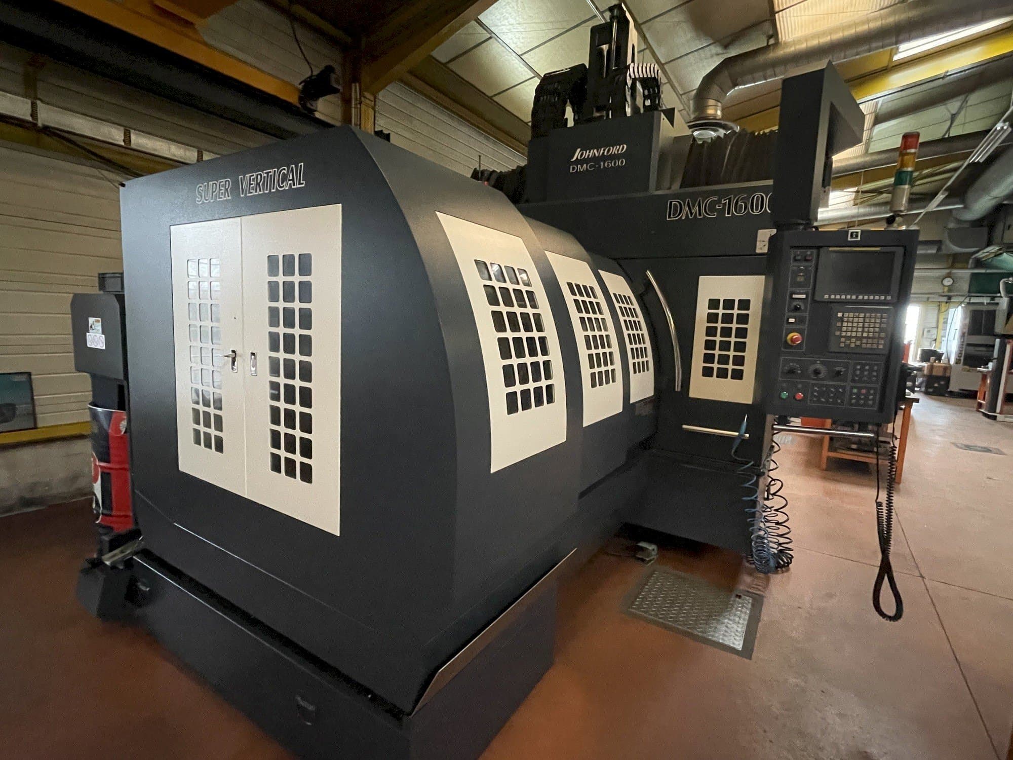 Levý pohled  na Johnford DMC 1600  stroj