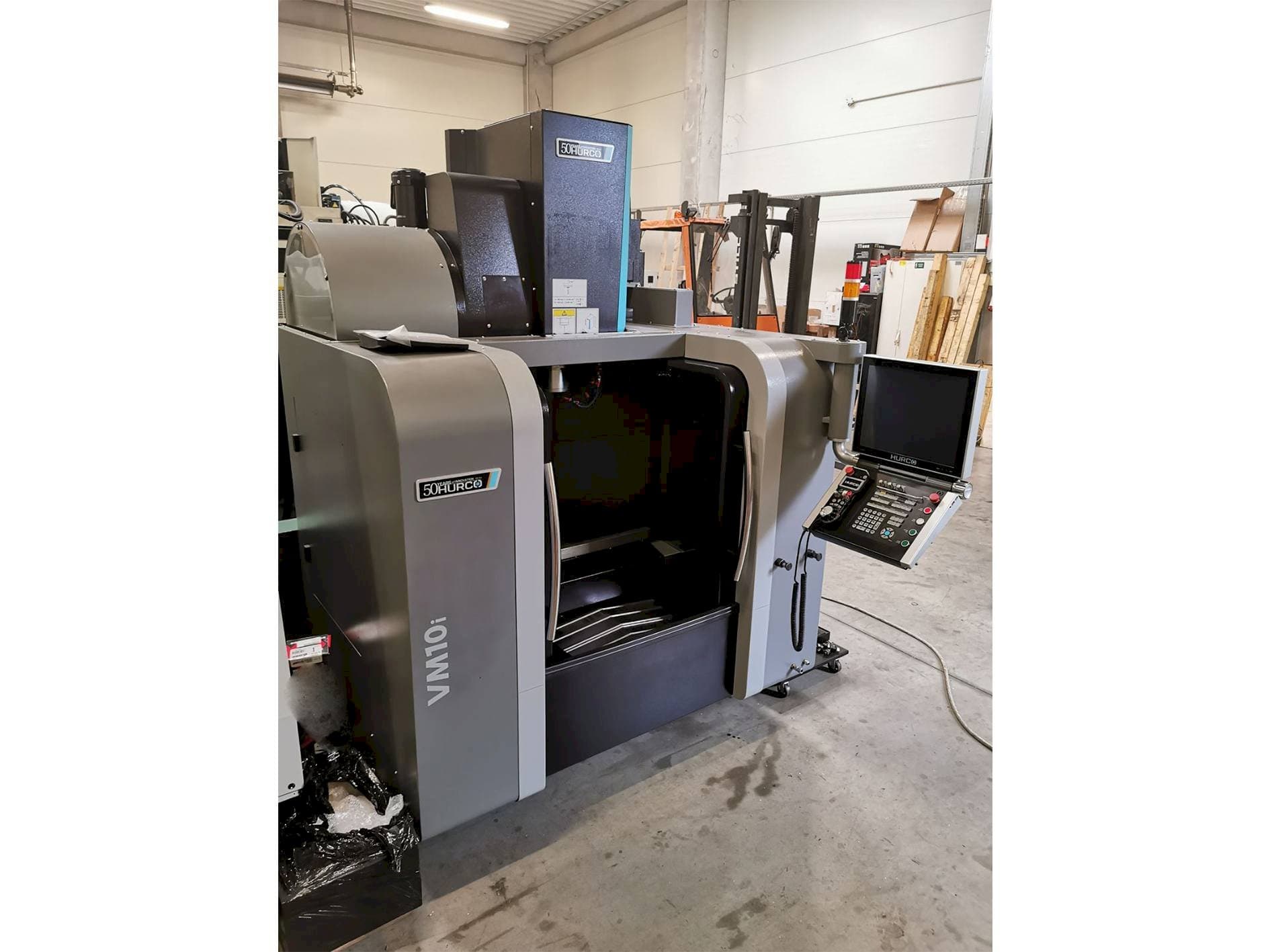 Čelní pohled  na Hurco VM 10i  stroj