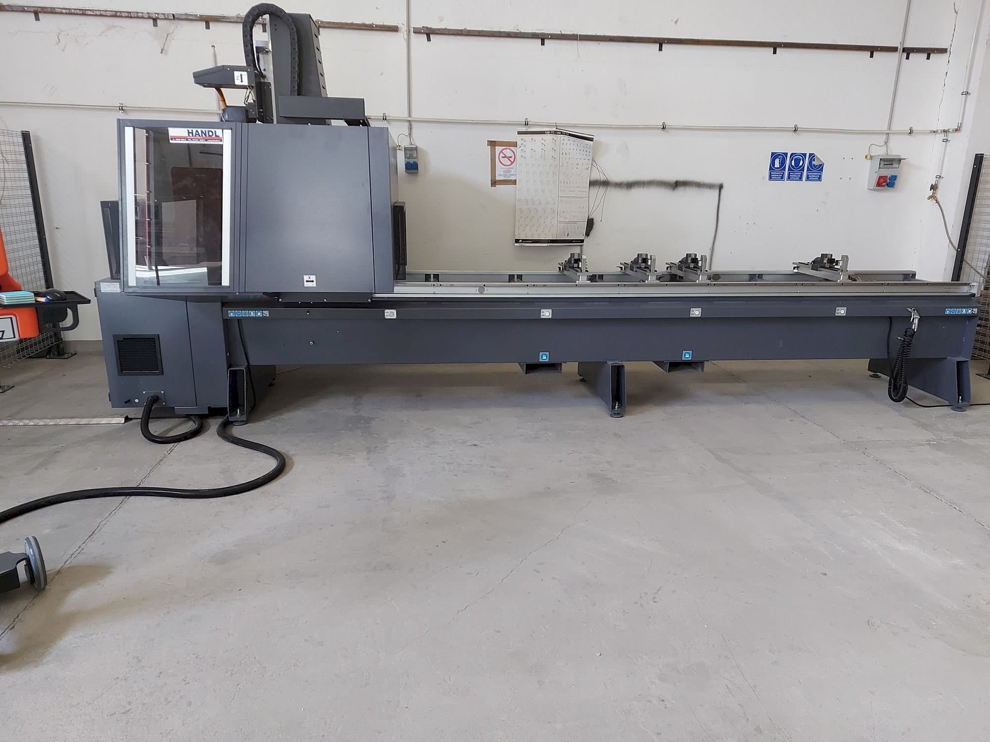 Čelní pohled  na Tekna TKE943-4  stroj