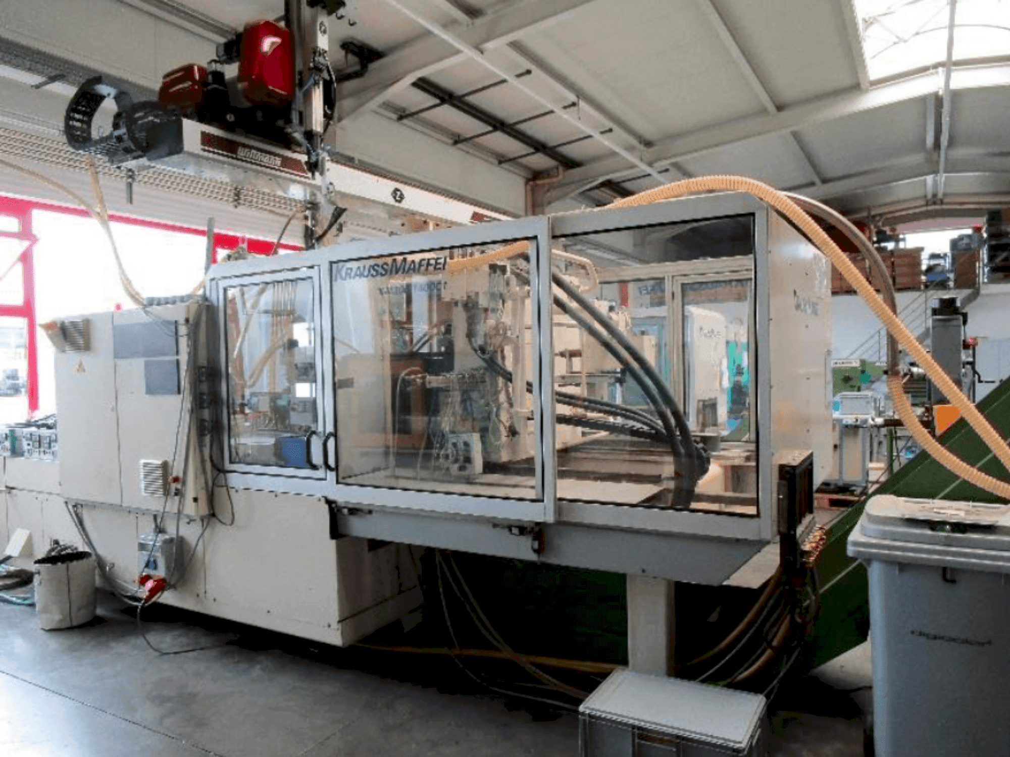 Čelní pohled  na Krauss Maffei 300-1400 C1  stroj