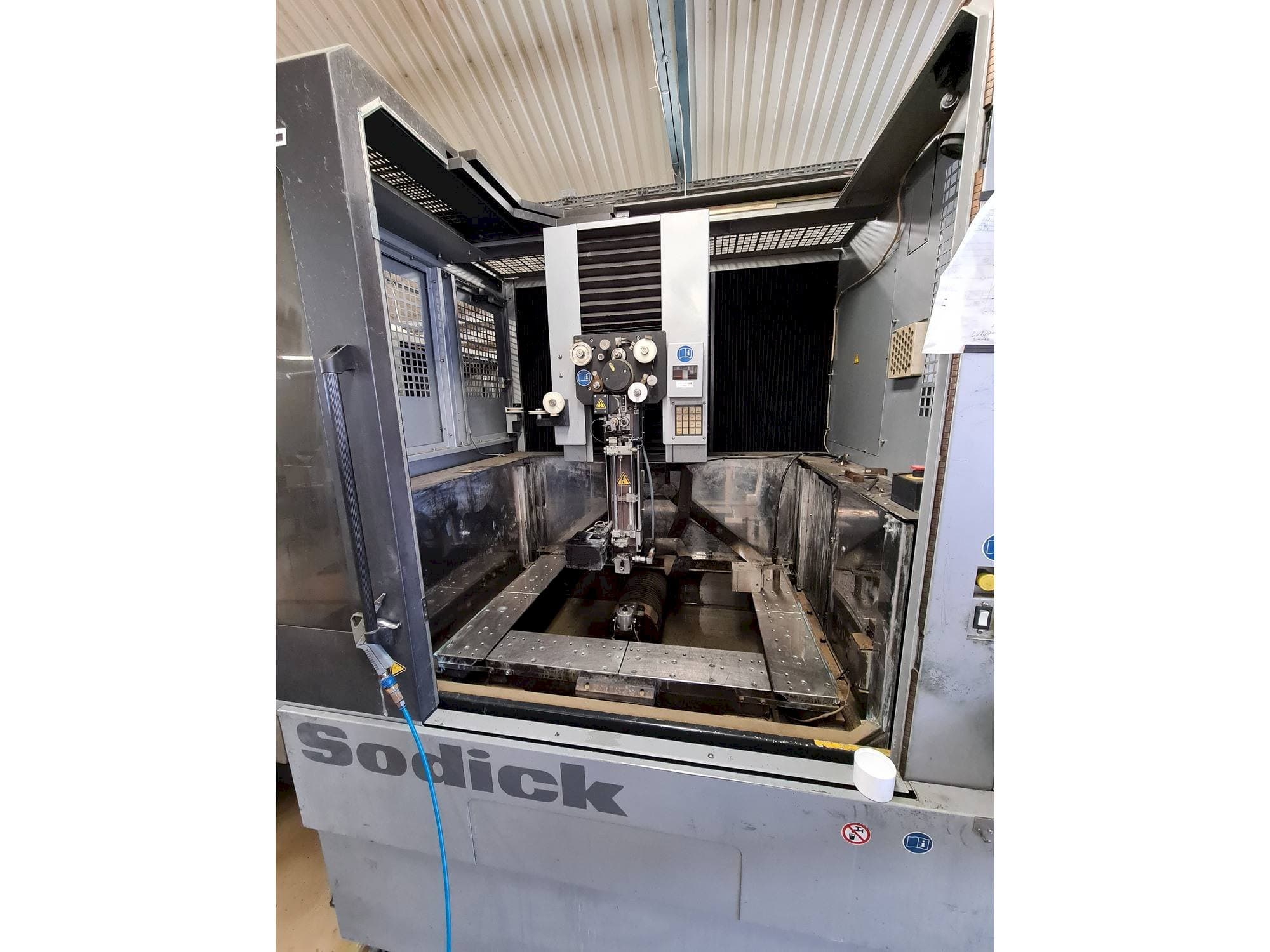 Čelní pohled  na Sodick AQ750L  stroj