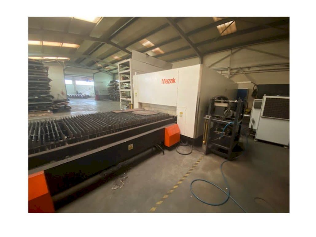 Čelní pohled  na Mazak Optiplex Nexus 3015  stroj