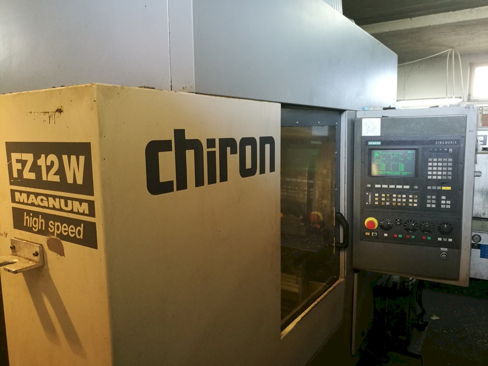 Čelní pohled  na CHIRON FZ 12 W Magnum  stroj