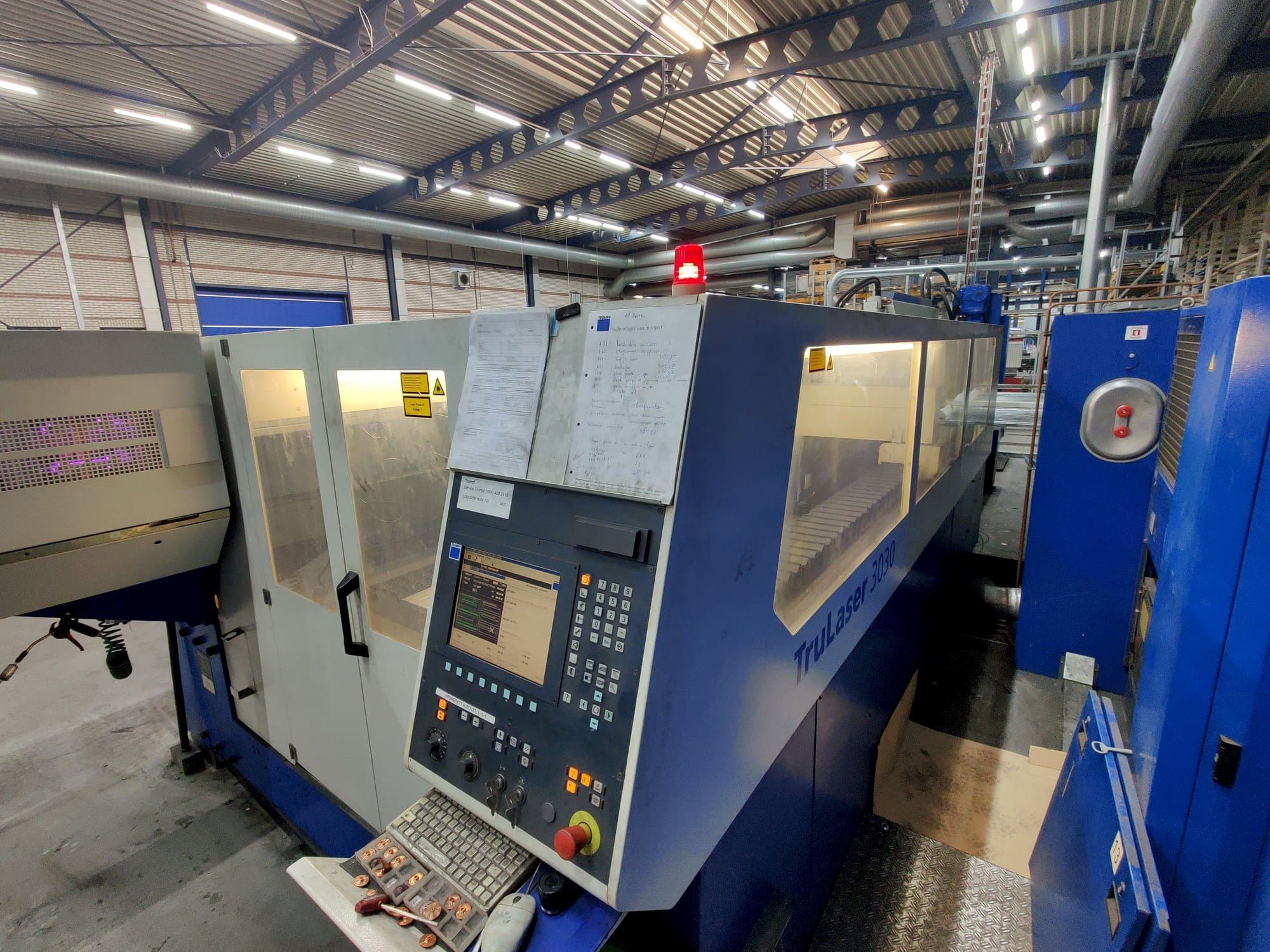 Čelní pohled  na Trumpf TruLaser 3030  stroj