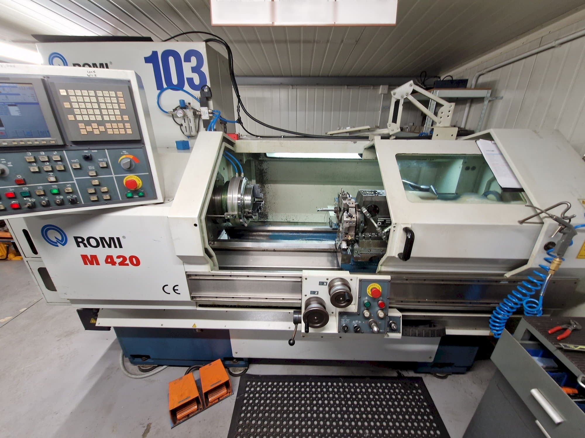 Čelní pohled  na Romi M 420  stroj