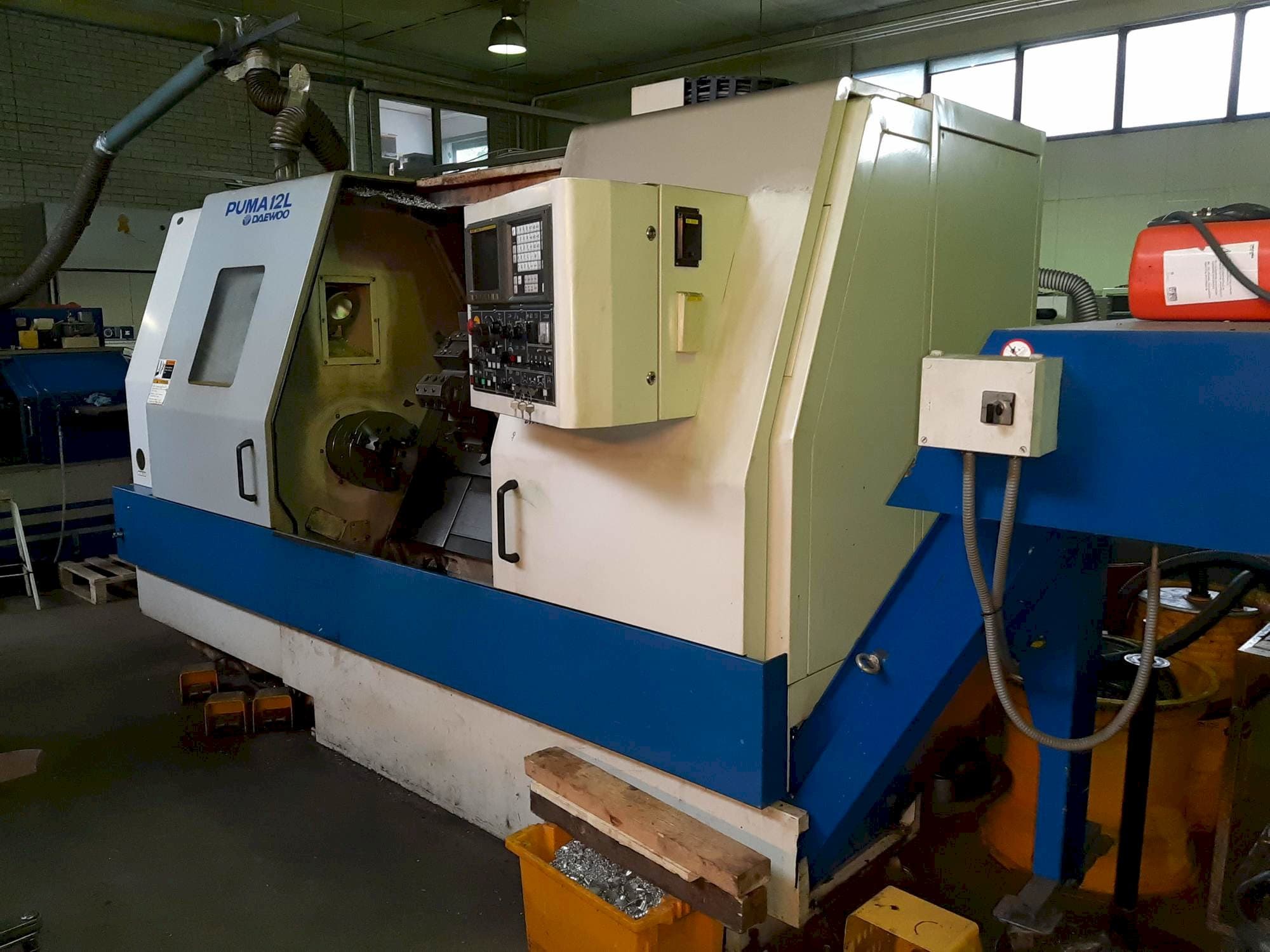 Čelní pohled  na DAEWOO PUMA 12L  stroj