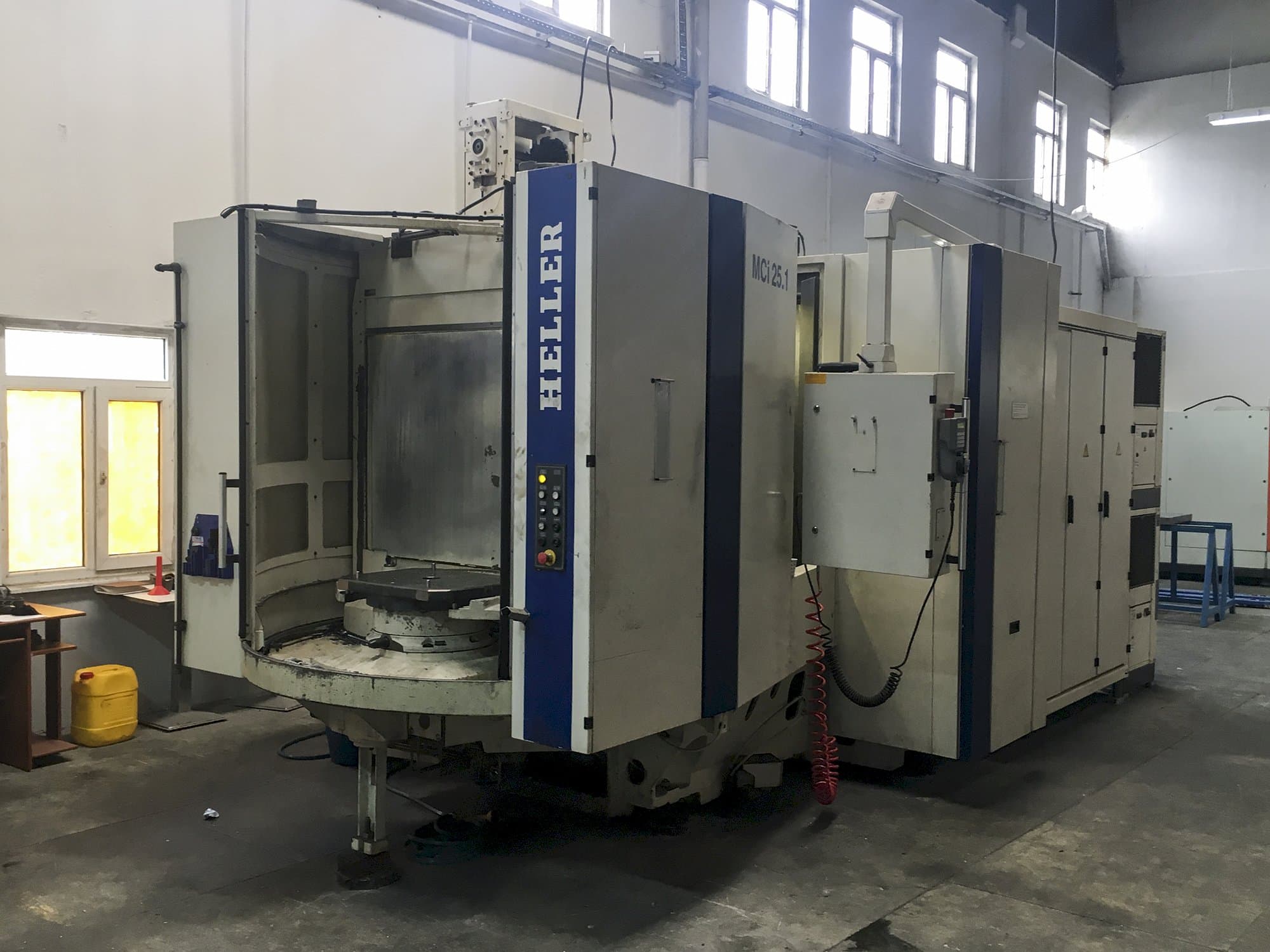 Levý pohled  na HELLER MCi 25 stroj