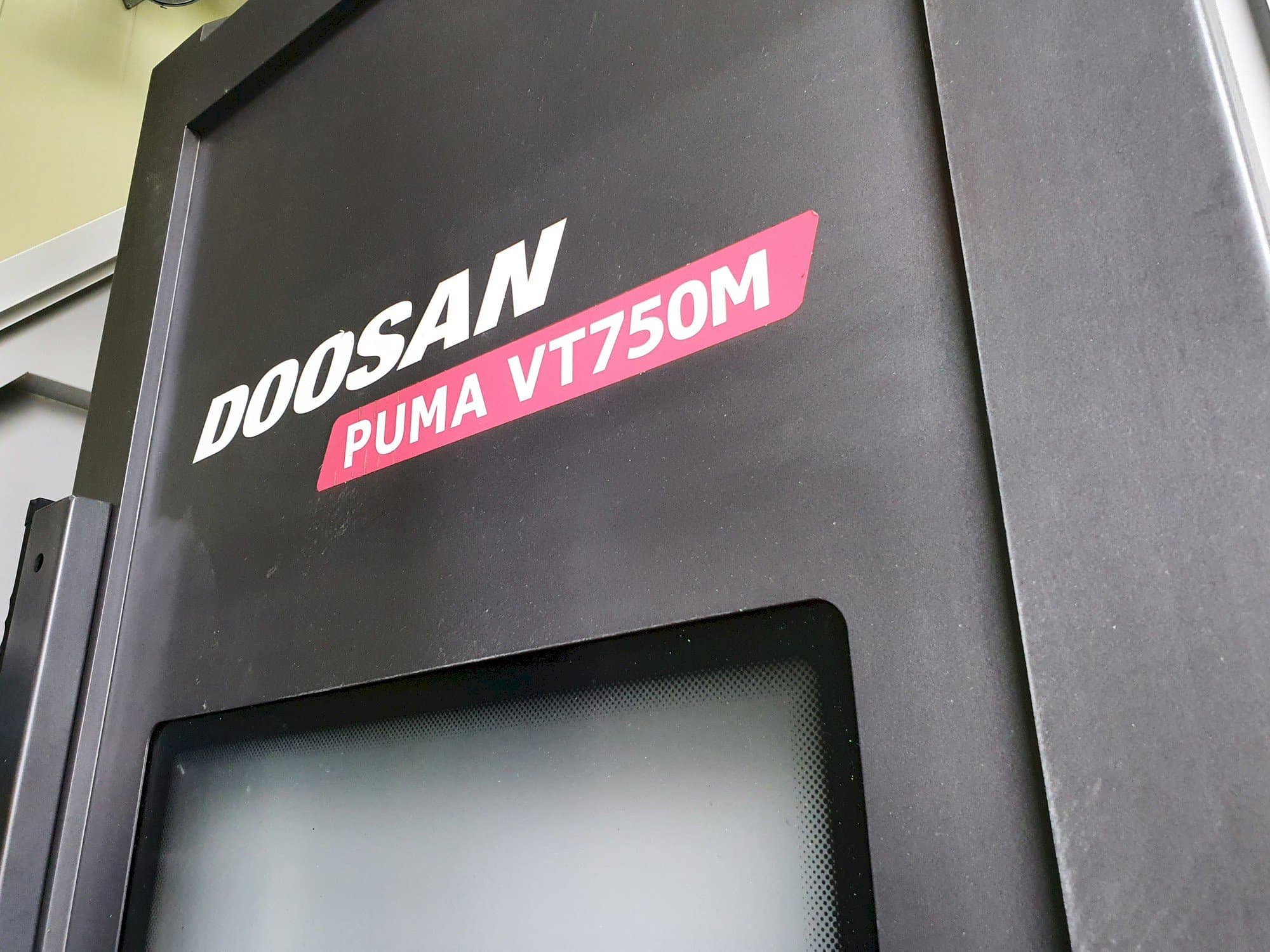 Čelní pohled  na Doosan PUMA VT750M  stroj