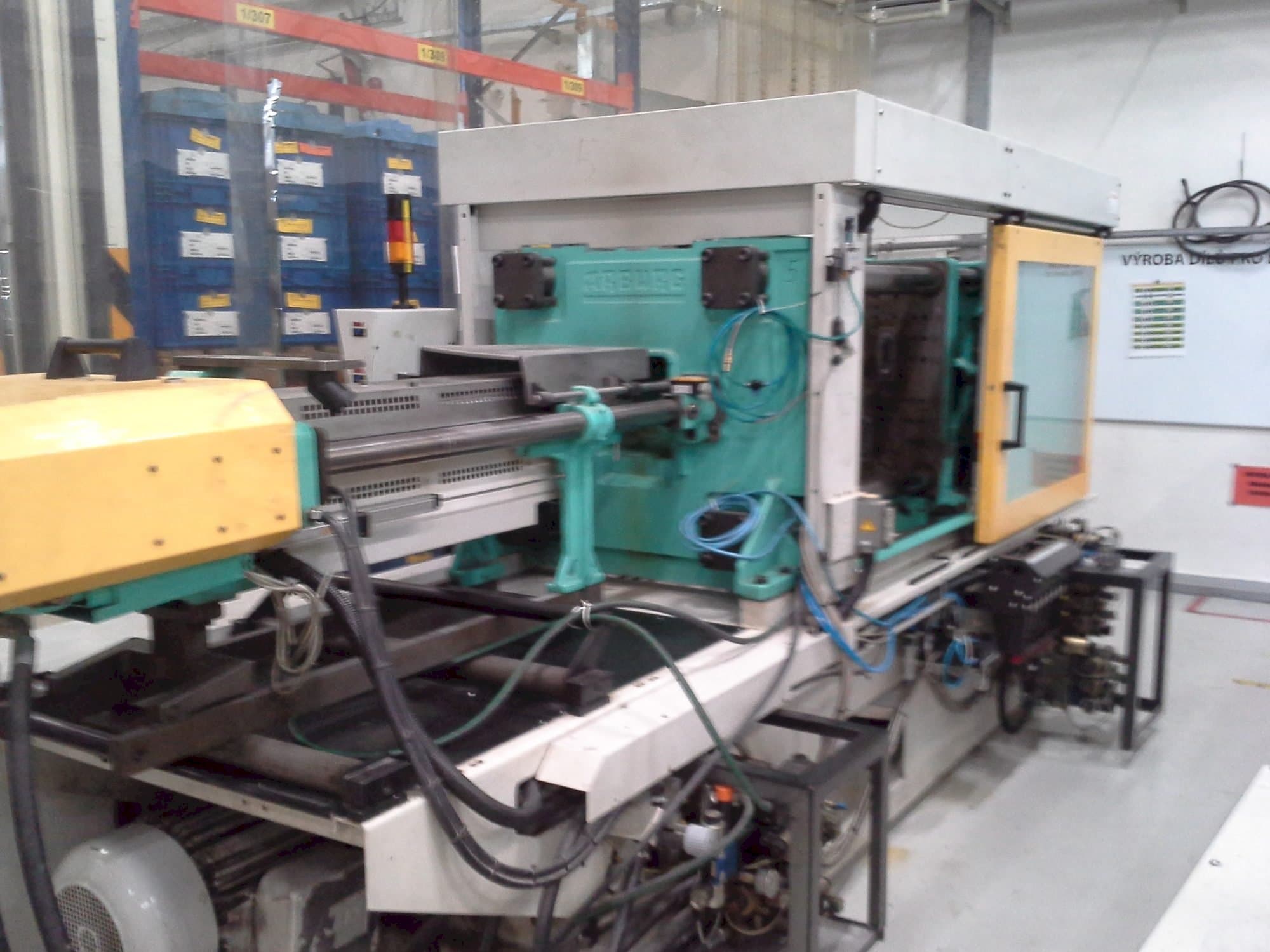 Čelní pohled  na Arburg 570C 2000-675  stroj