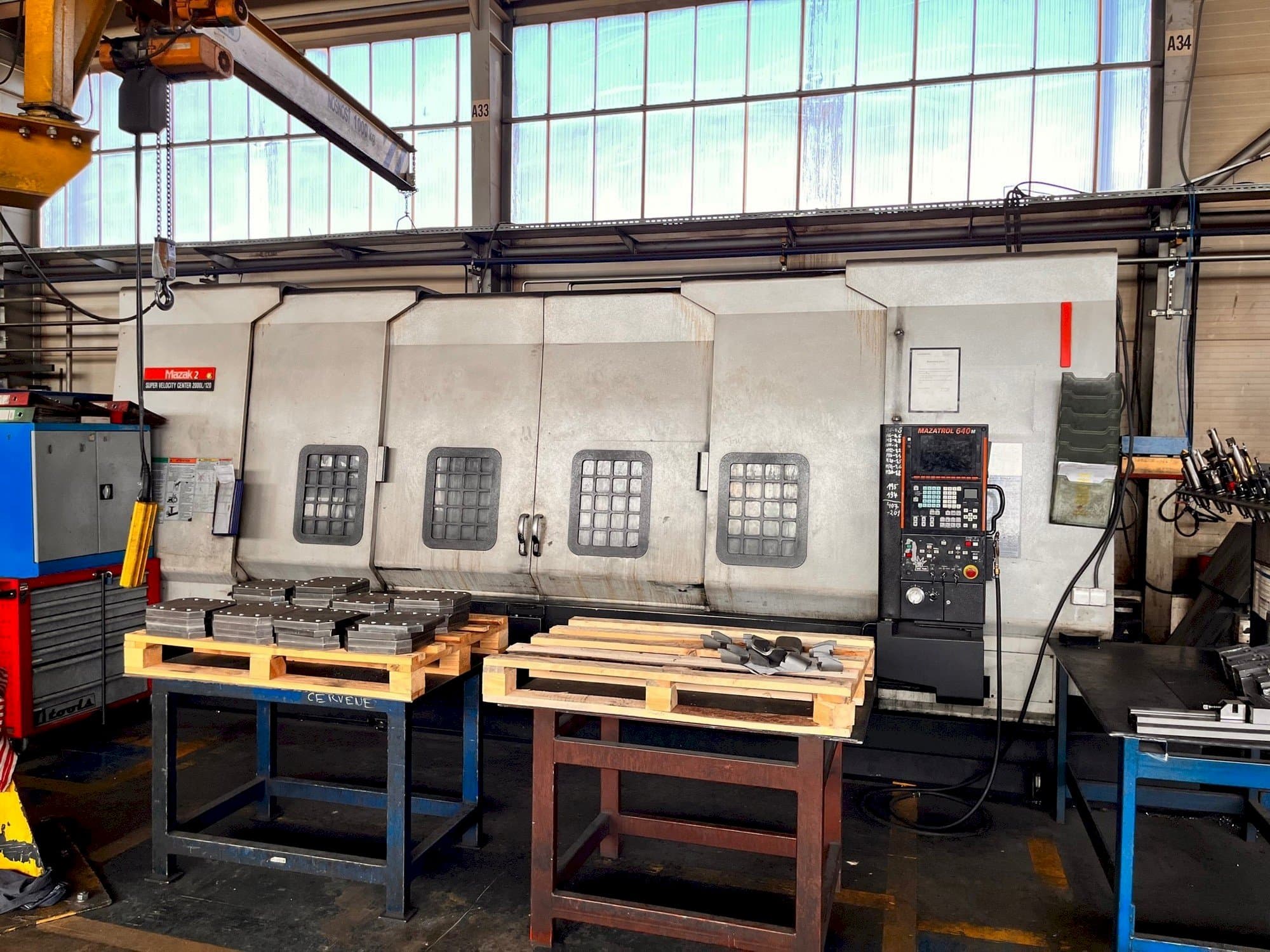 Čelní pohled  na Mazak SVC 2000L/120  stroj