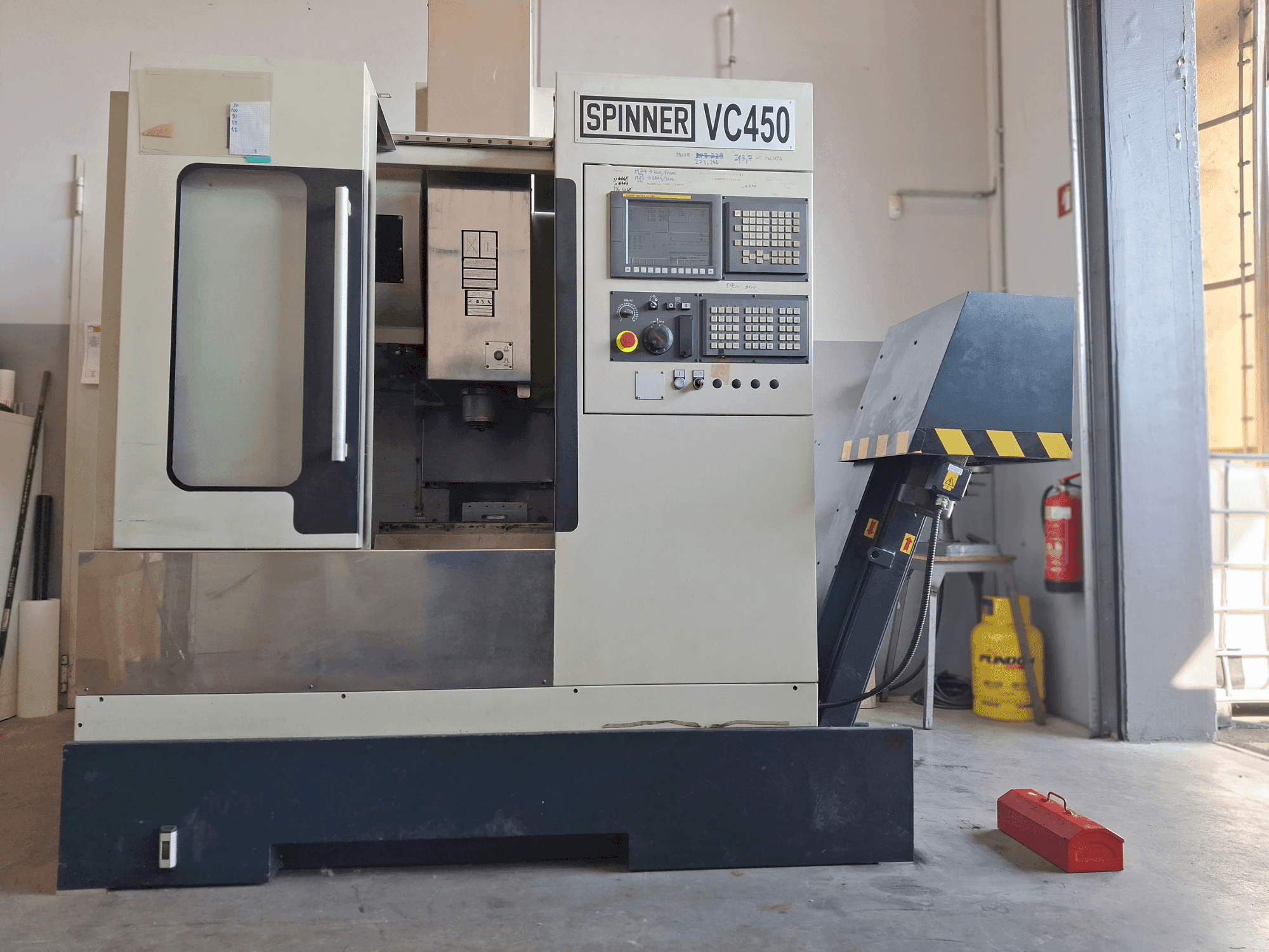 Čelní pohled  na SPINNER VC 450  stroj