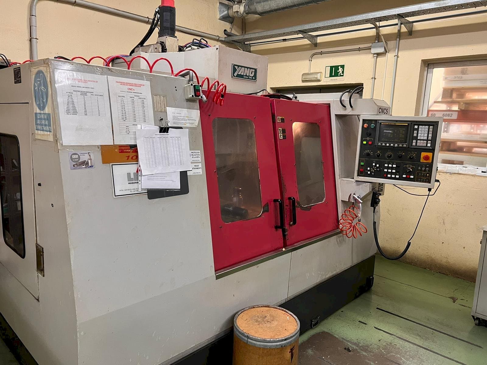 Čelní pohled  na Yang SMV -1000  stroj