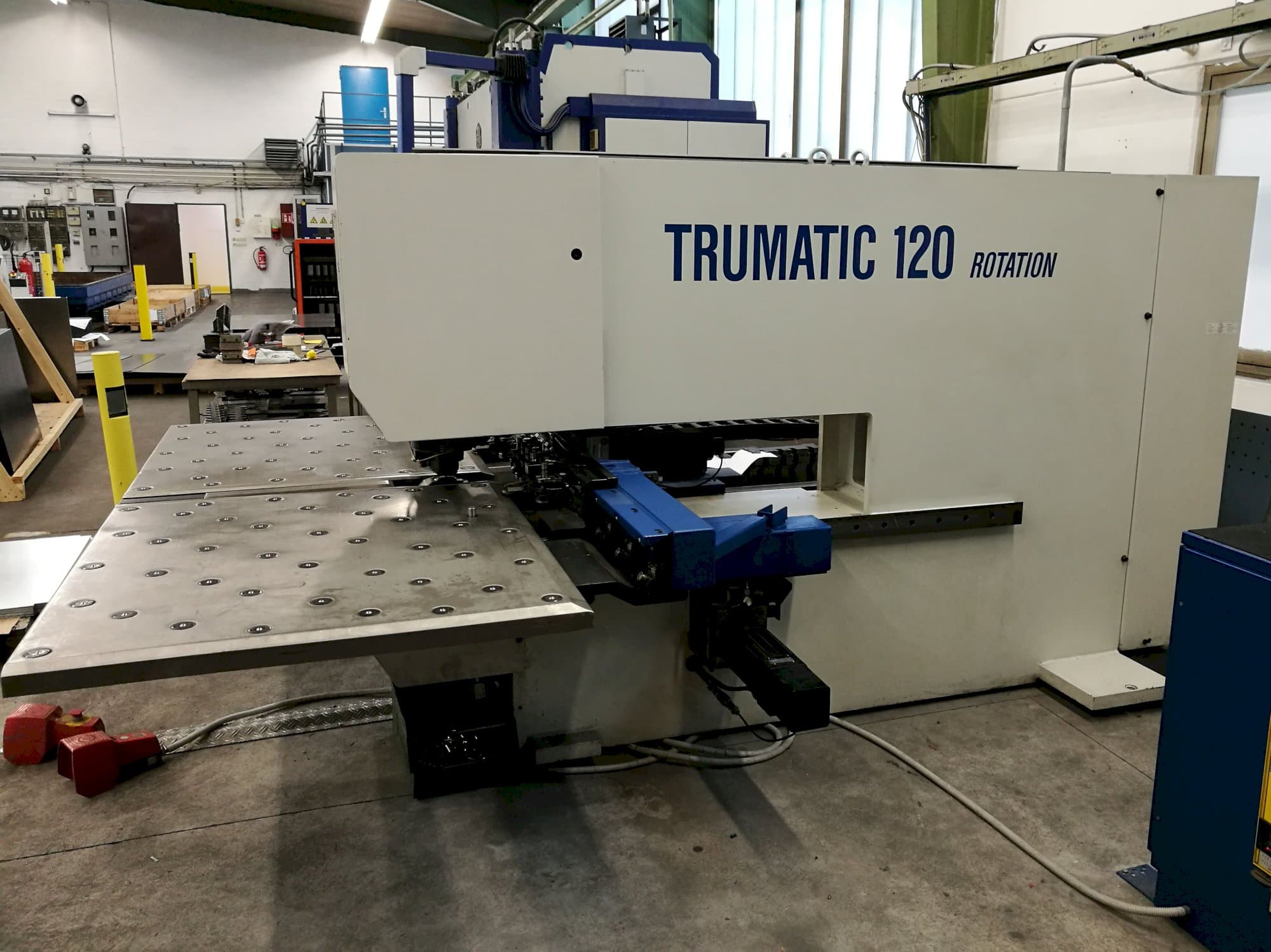 Pravý pohled  na Trumpf Trumatic 120R stroj