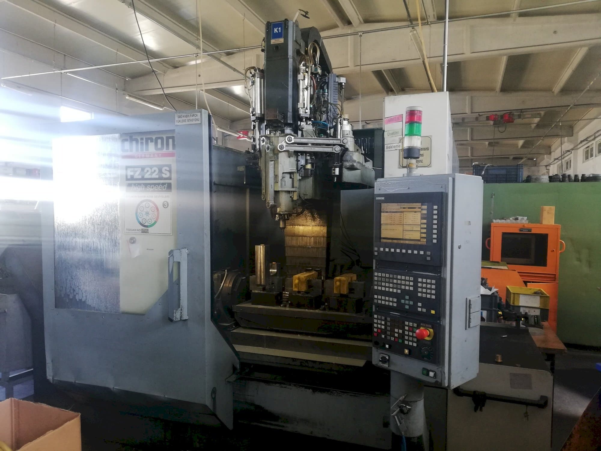 Čelní pohled  na CHIRON FZ 22 S  stroj